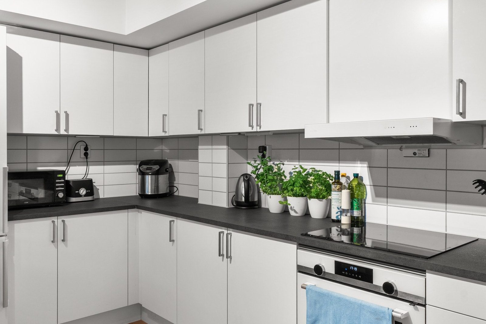 Kjøkkenet oppleves som romslig med god plass til kjøkkenredskaper, service og mye mer. Flere stikkontakter på veggen for diverse kjøkkenmaskiner. Galleribilde