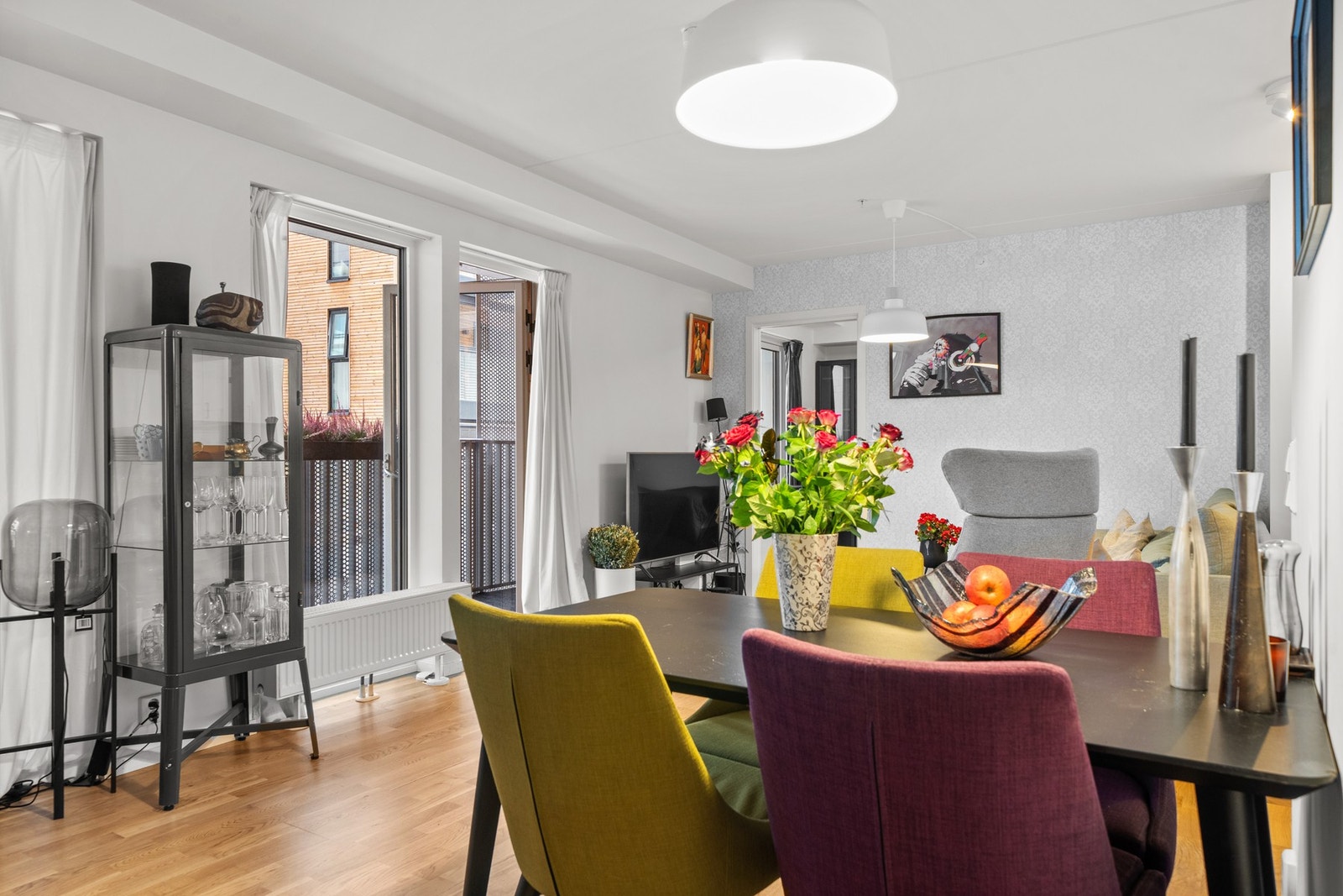 Åpen stue- og kjøkkenløsning naturlig inndelt i en spisestue- og sofaseksjon. Galleribilde