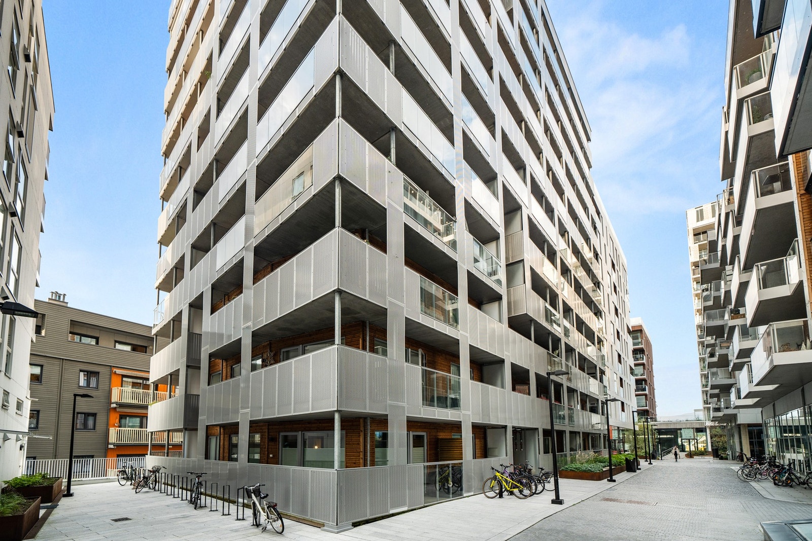 Landstad gate 37 er et moderne bygg fra 2021 beliggende sentralt til i Lillestrøm Sentrum. Galleribilde