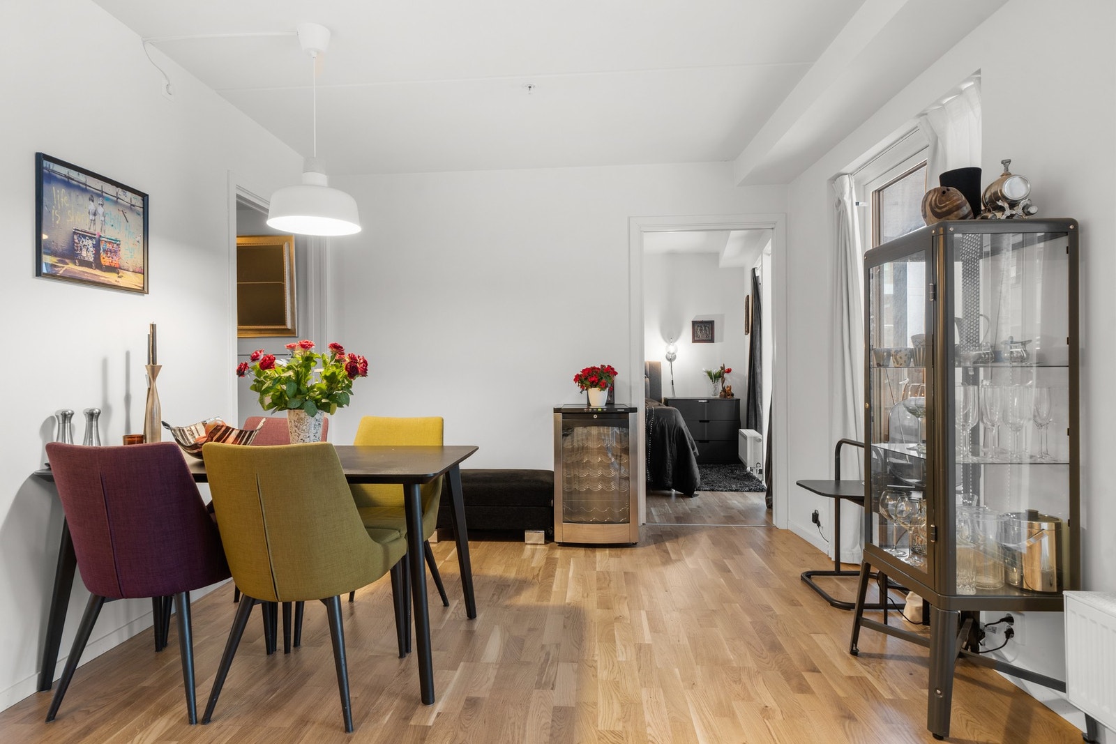 Her kan du ha middagsgjester på besøk, men du står for matlaging på kjøkkenet like ved. Galleribilde