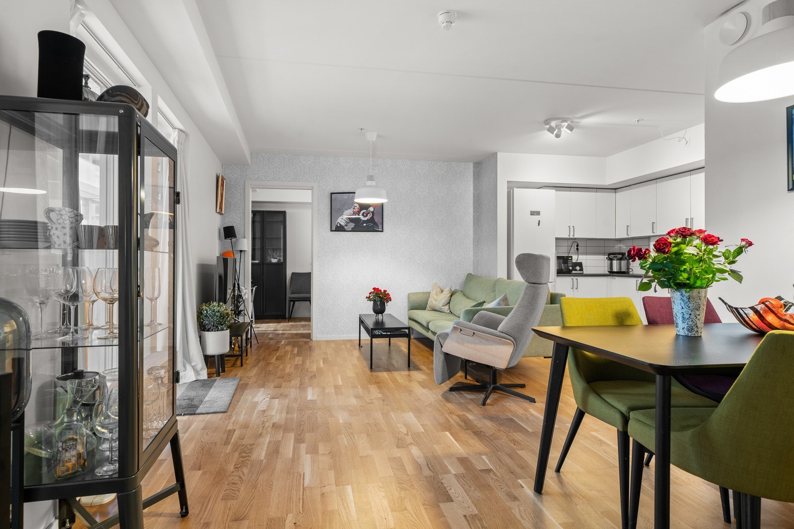 Det er møblert med sofa, lenestol, stuebord og Tv-møblement. For øvrig kan det innredes med annet interiør passende egen smak og stil. Galleribilde