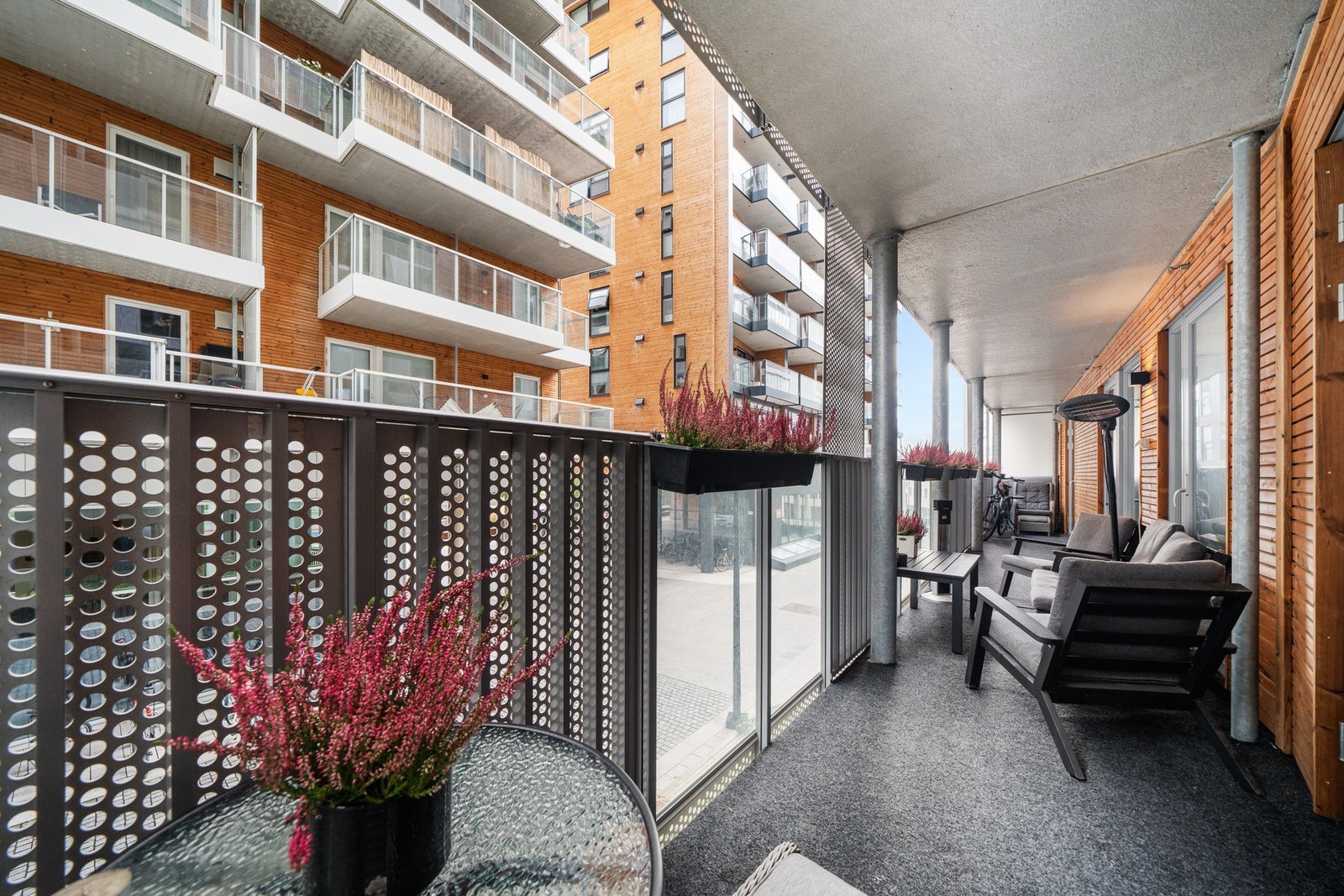 Fra stue er det utgang til en romslig balkong på ca. 18 kvm. Balkongen har god plass til diverse utemøbler. I tillegg montert utebelysning og stikkontakter på veggen. Galleribilde