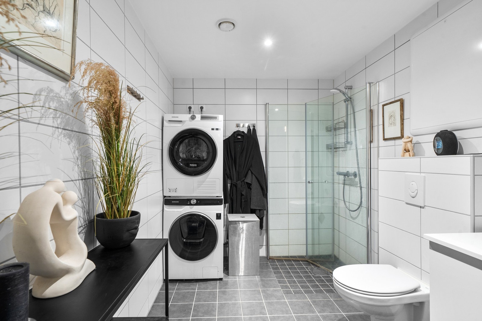 Pent og moderne bad fra byggeår som har vannbåren gulvvarme. Opplegg til både vaskemaskin og tørketrommel. Dusjhjørnet har skyvbare glassdører og gulvet innenfor er nedsenket. Galleribilde