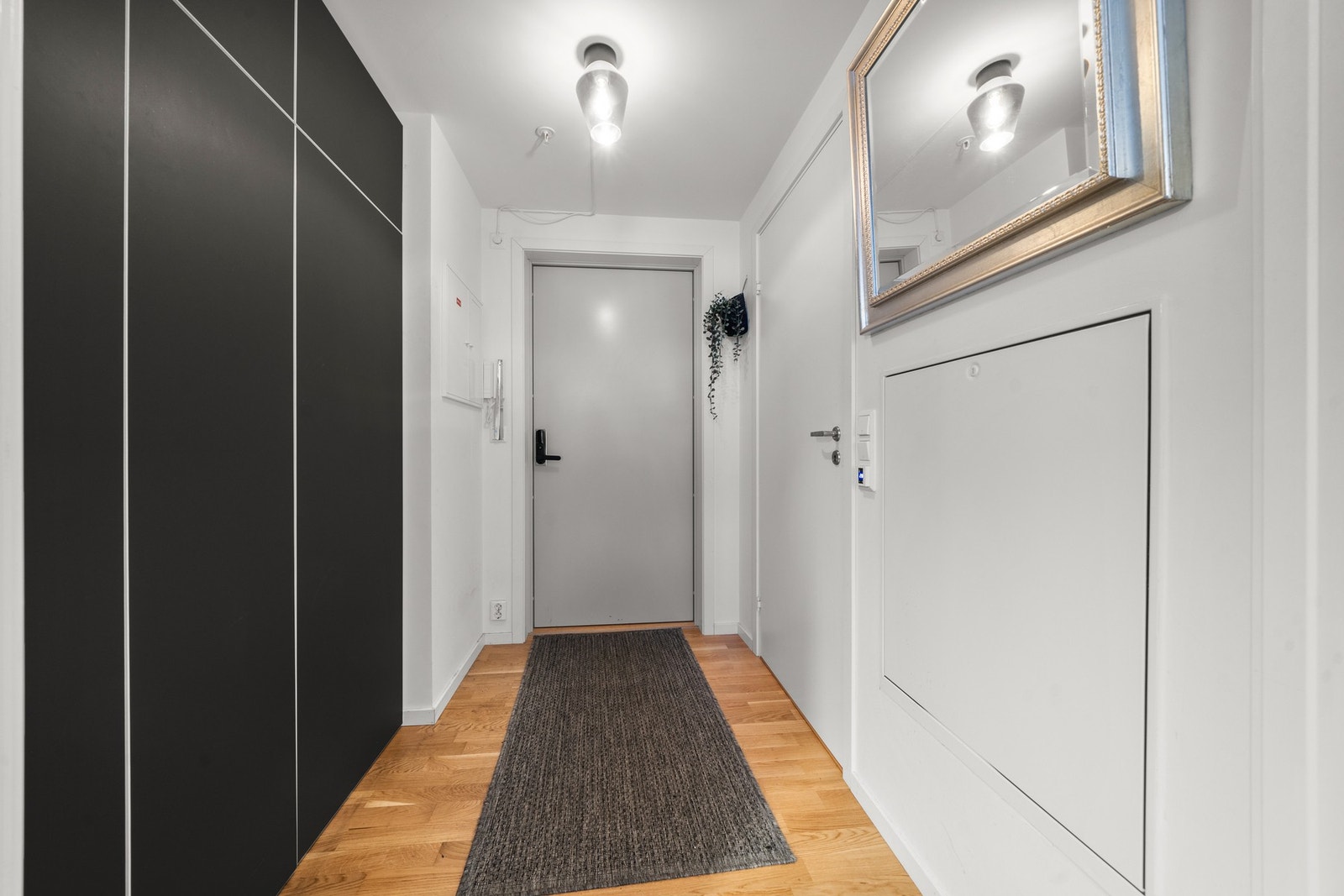 Callinganlegg på veggen og sikringsskapet ligger lett tilgjengelig. Galleribilde