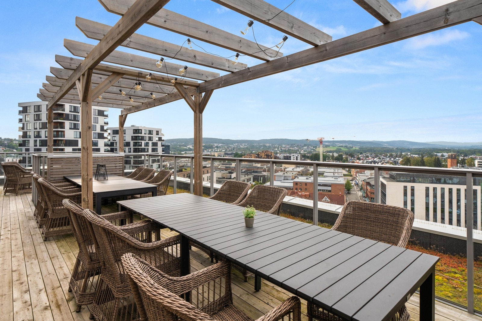 Felles takterrasse som beboerne kan benytte seg av. Her kan sommerdager nytes utendørs under pergolaen. Galleribilde