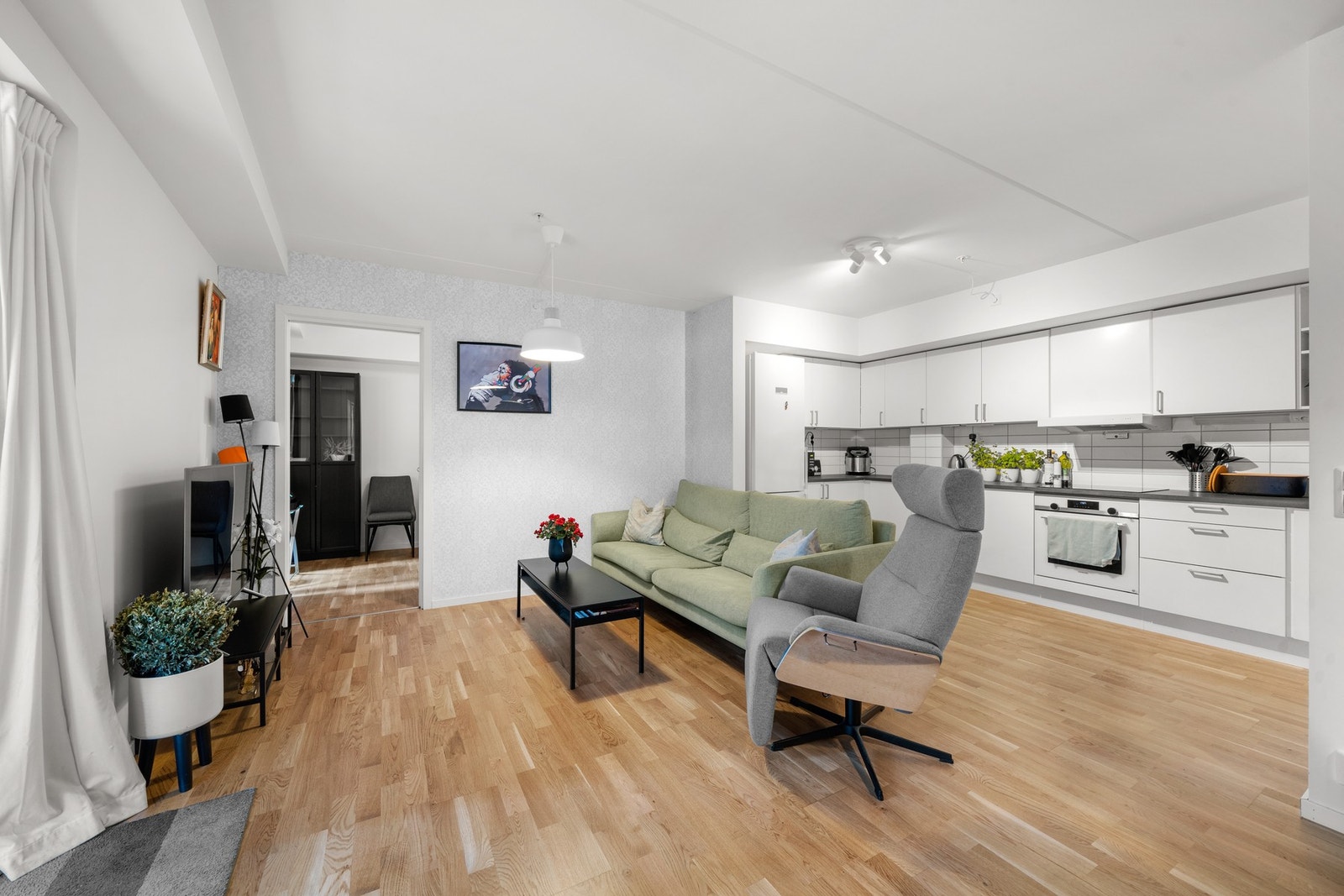 Vinduene slipper godt inn med naturlig lys inn i rommet. Galleribilde