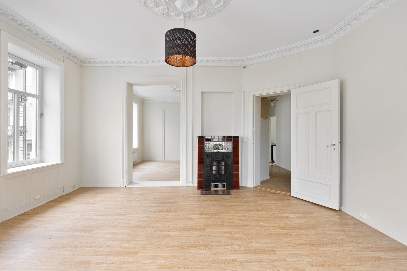 Stor hjørnestue med generøs takhøyde og store vindusflater. Galleribilde