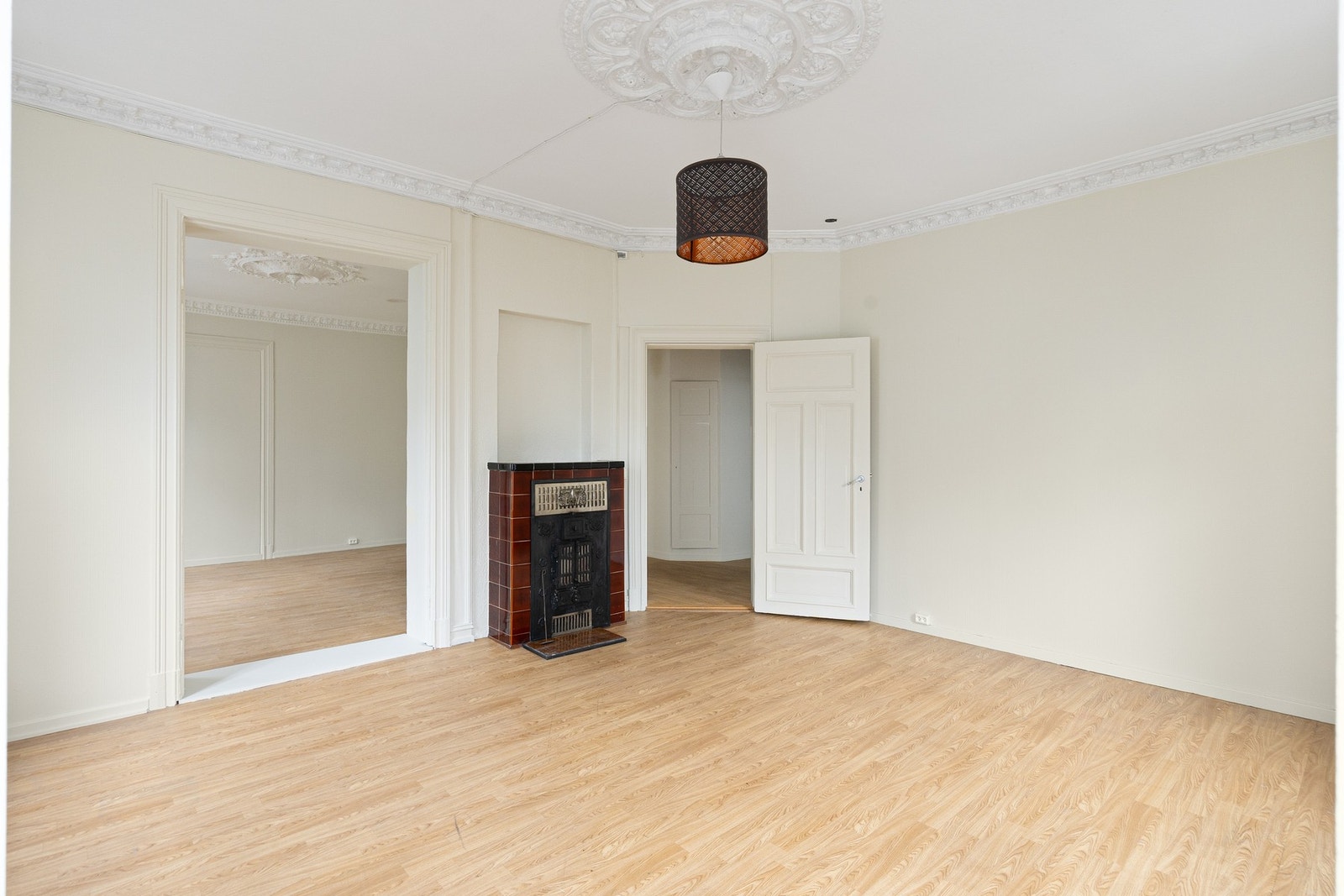 God plass til sofagruppe og underholdningsavdeling. Galleribilde