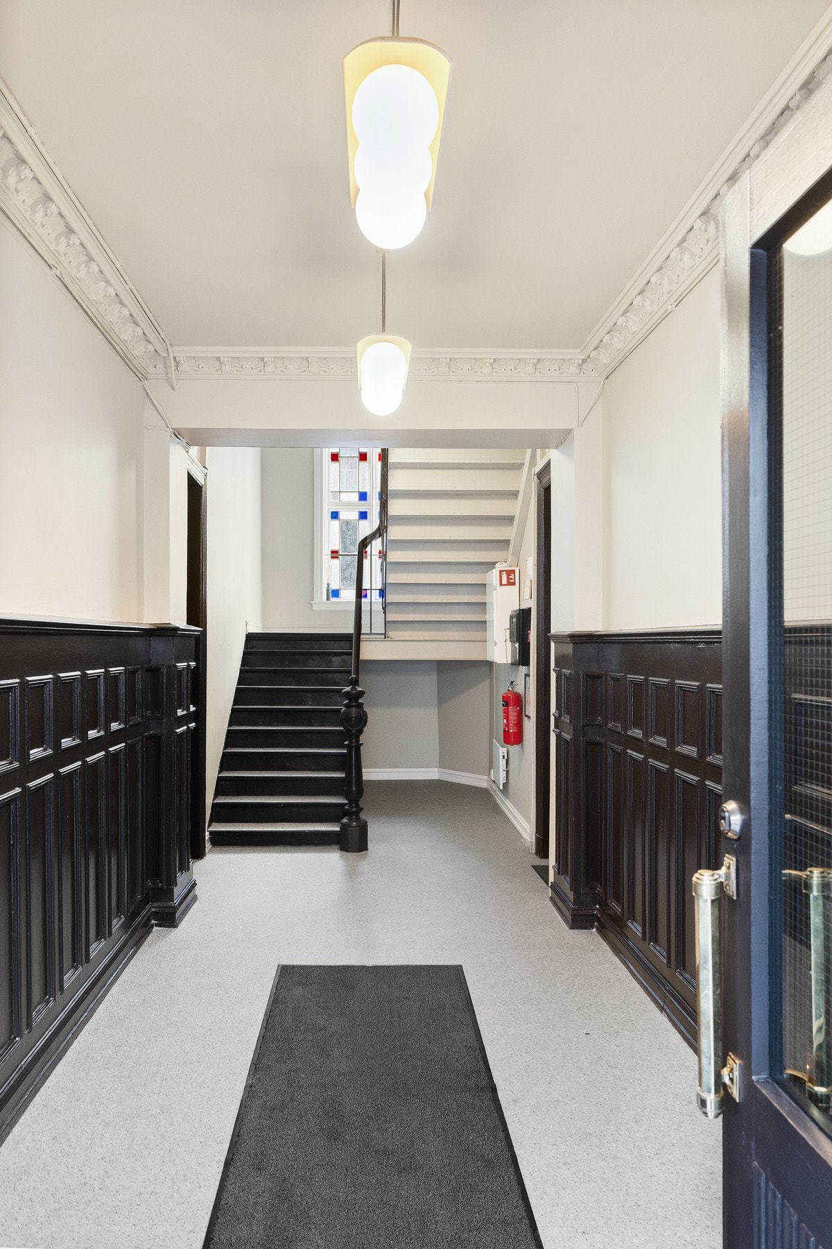 I forbindelse med utbygging av leiligheter på loft er det gjort enkelte oppgraderingsarbeider på tak og fasade, samt i trappeløp og kjeller. Galleribilde