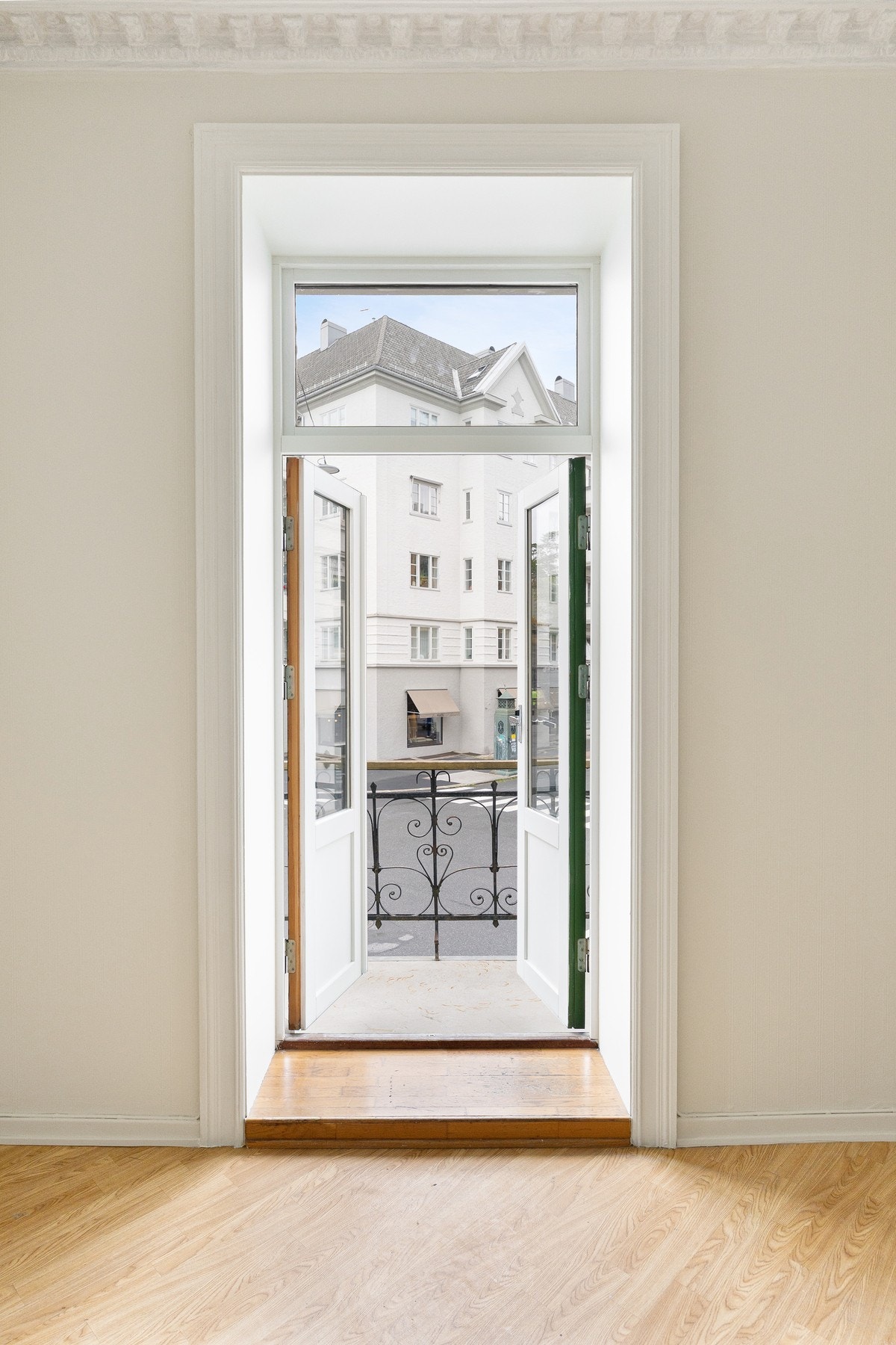 Fra stuen er det adkomst til en trivelig balkong. Galleribilde