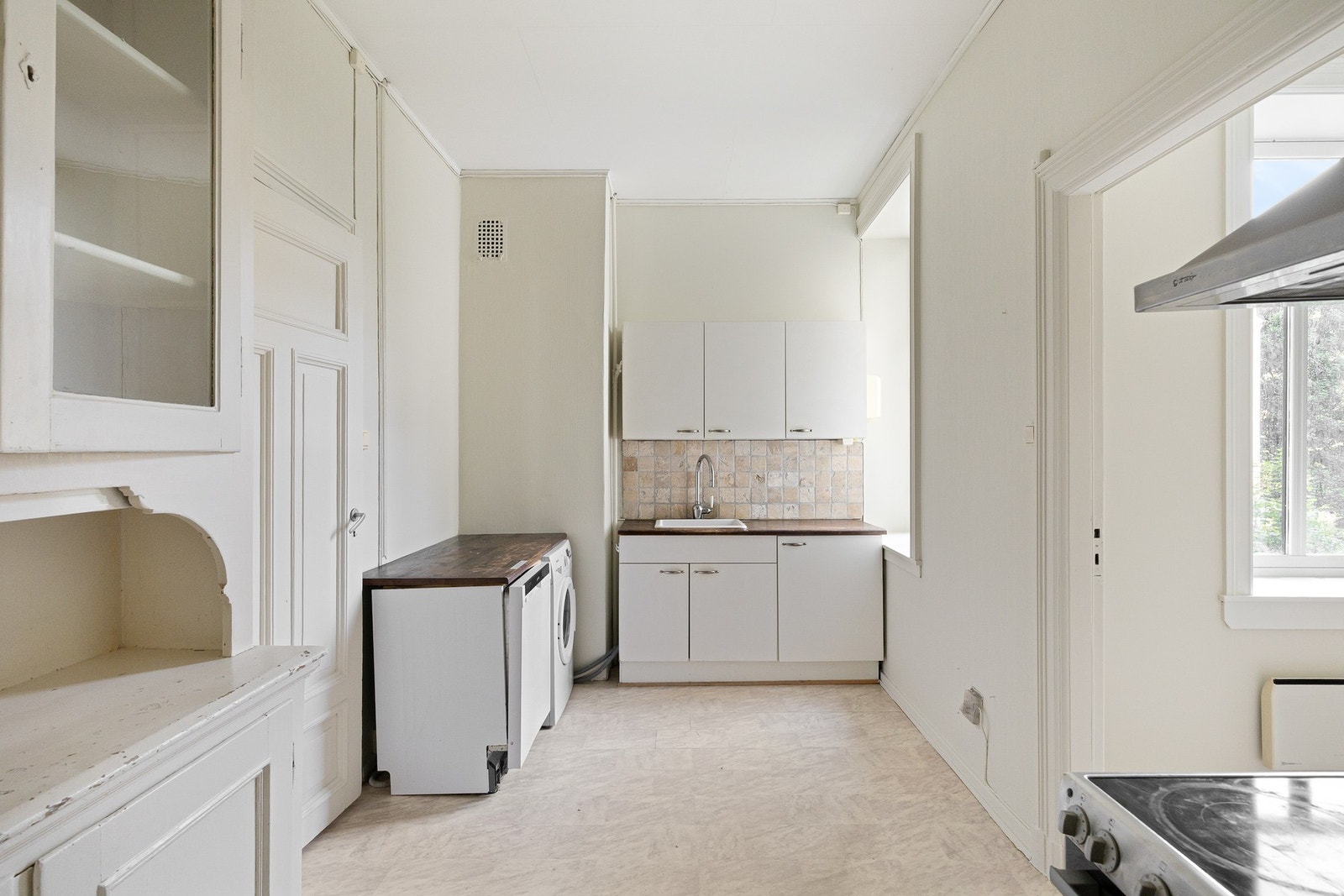 Separat kjøkken med eldre standard. Galleribilde