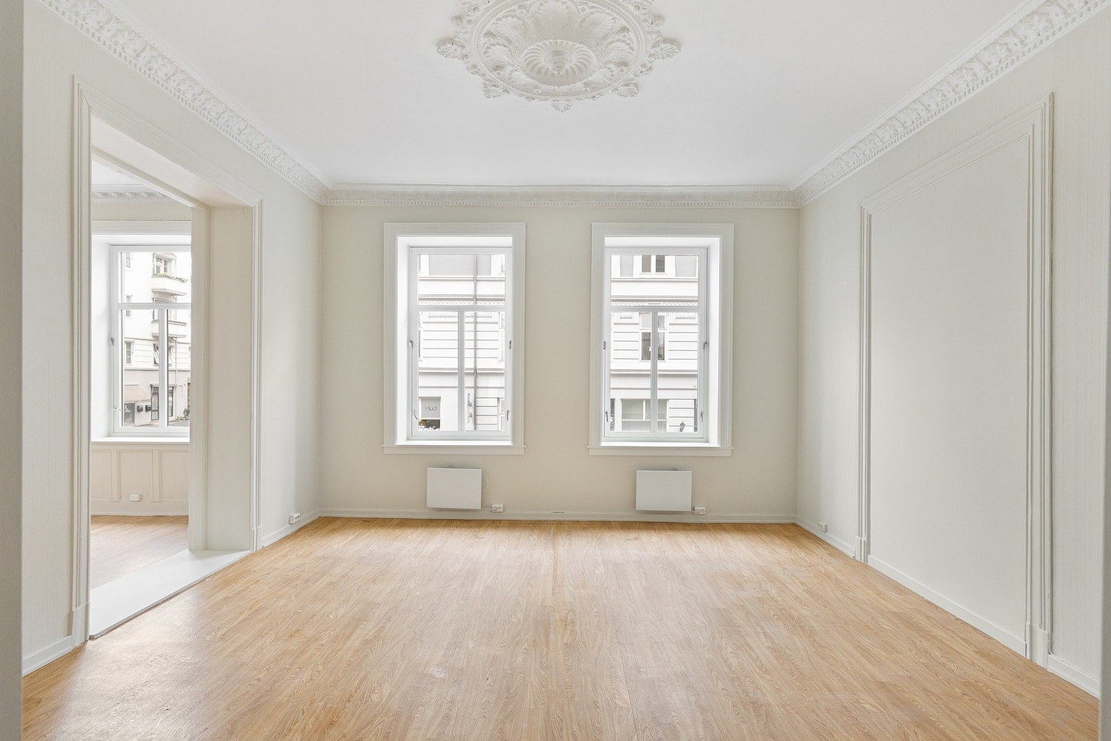 Romslig spisestue med store vindusflater og masse lys. Galleribilde