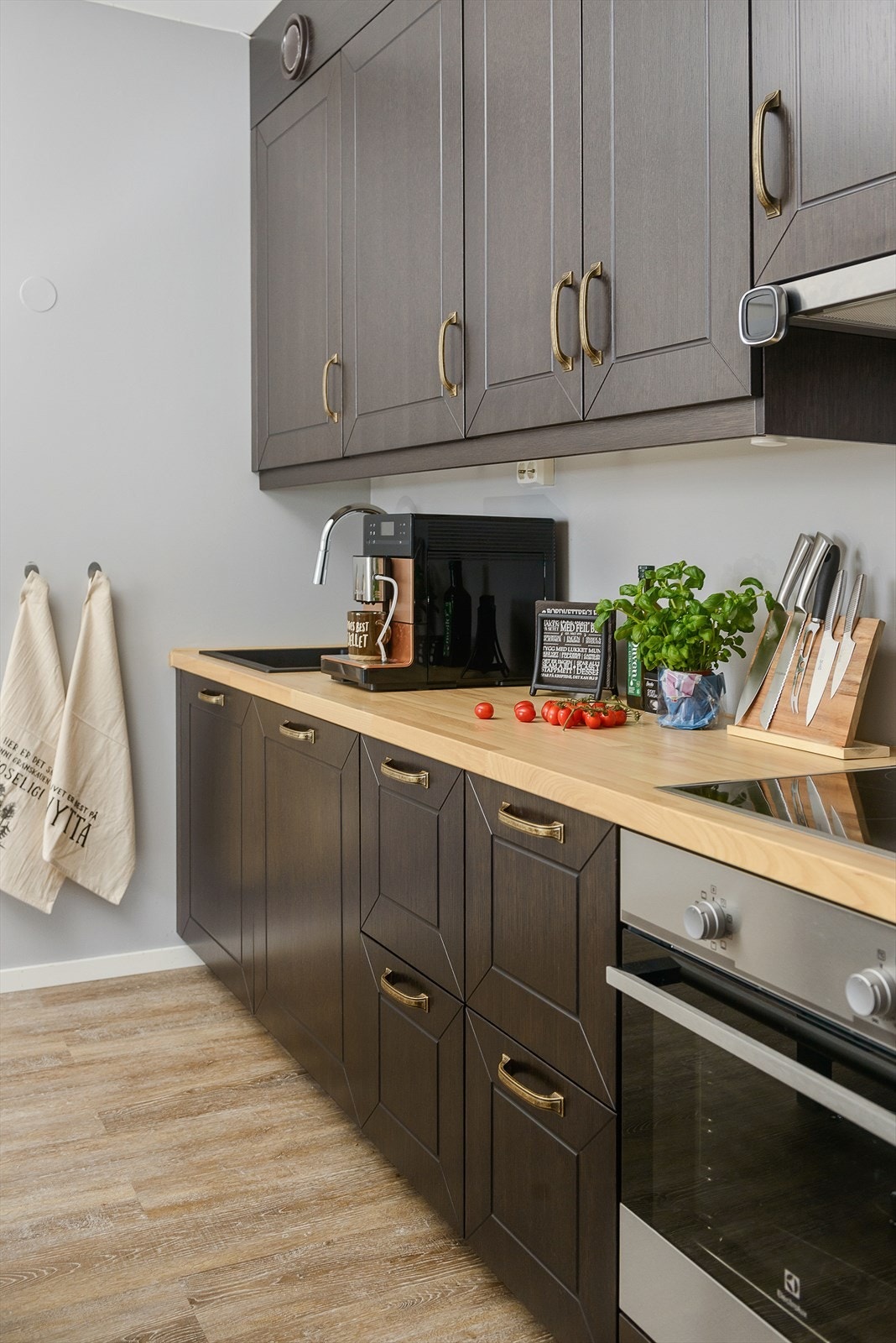 Kjøkkenet har integrerte hvitevarer som koketopp, stekeovn, oppvaskmaskin, kjøleskap og waterguard. Galleribilde