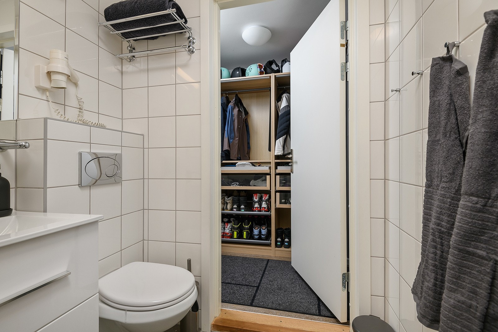 Det ene badet ligger praktisk til ved entréen, og det andre badet ligger ved hovedsoverommet. Galleribilde