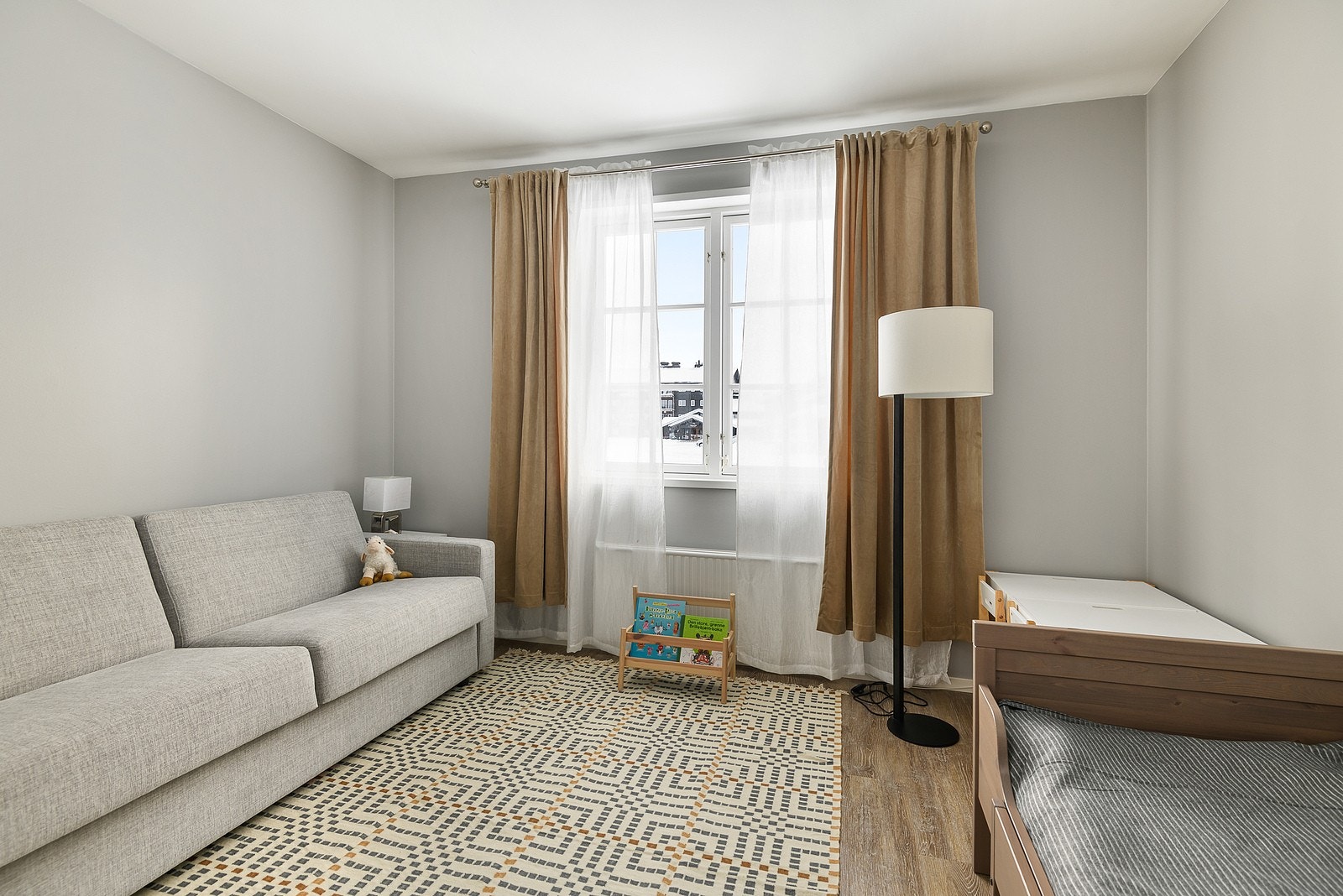 Det andre soverommet er innredet med sofa og seng. Galleribilde