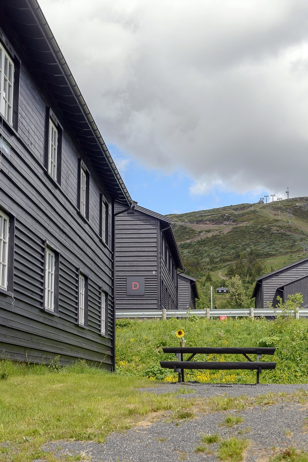Rett utenfor leilighet så har man mange muligheter å sitte ute om sommeren og om vinteren. Galleribilde