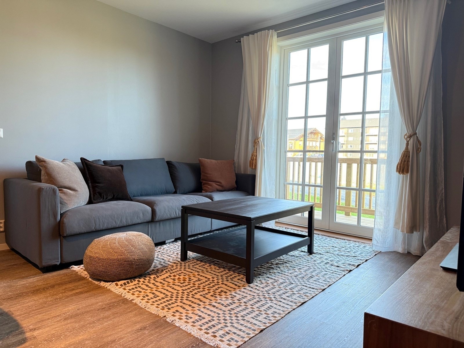 Balkongdørene har glass fra topp til bunn, og slipper inn rikelig med dagslys. Galleribilde