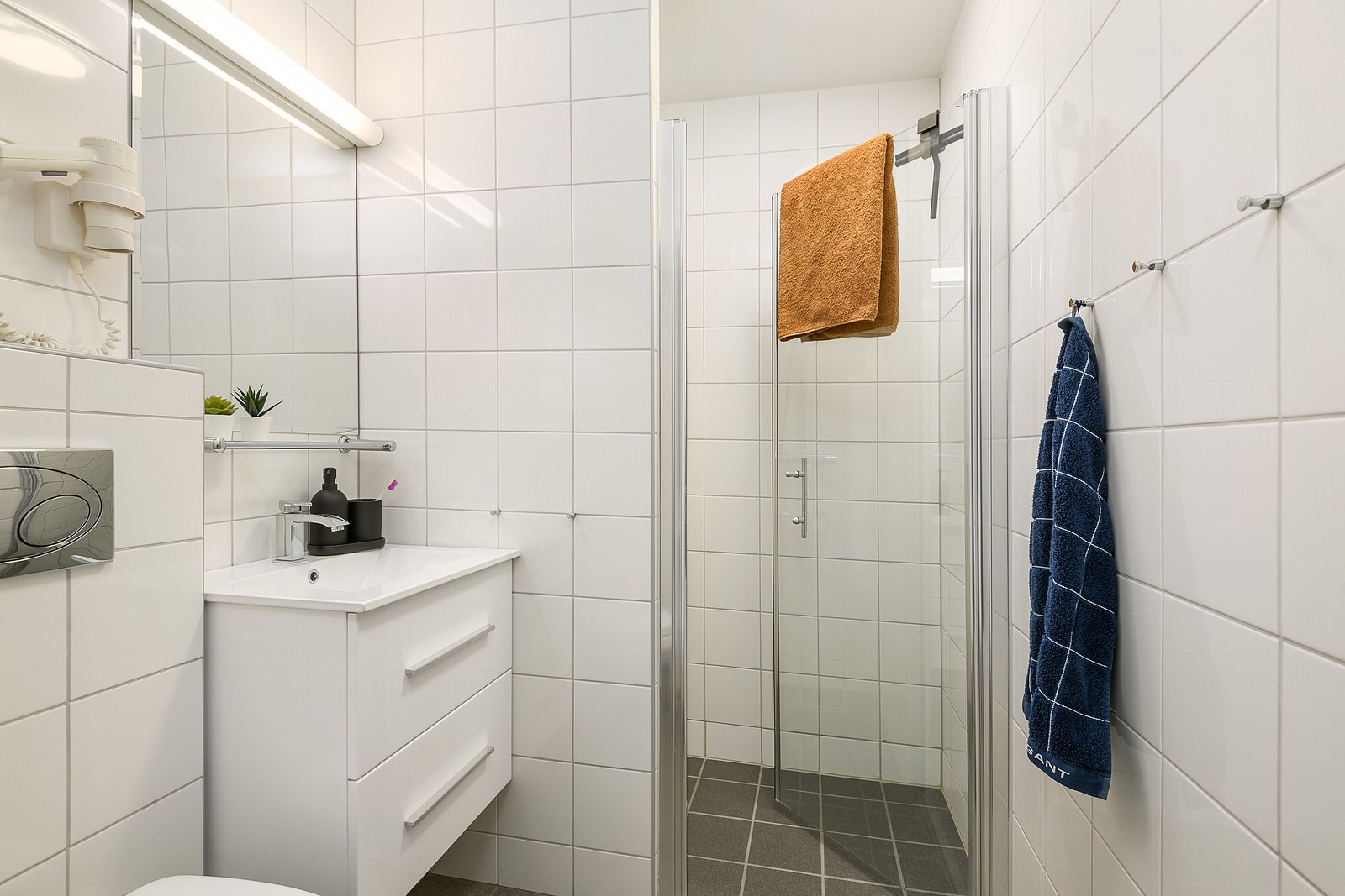 Det er varmekabler i gulvet som kan reguleres via app og varmes opp før man kommer til fjellet. Galleribilde