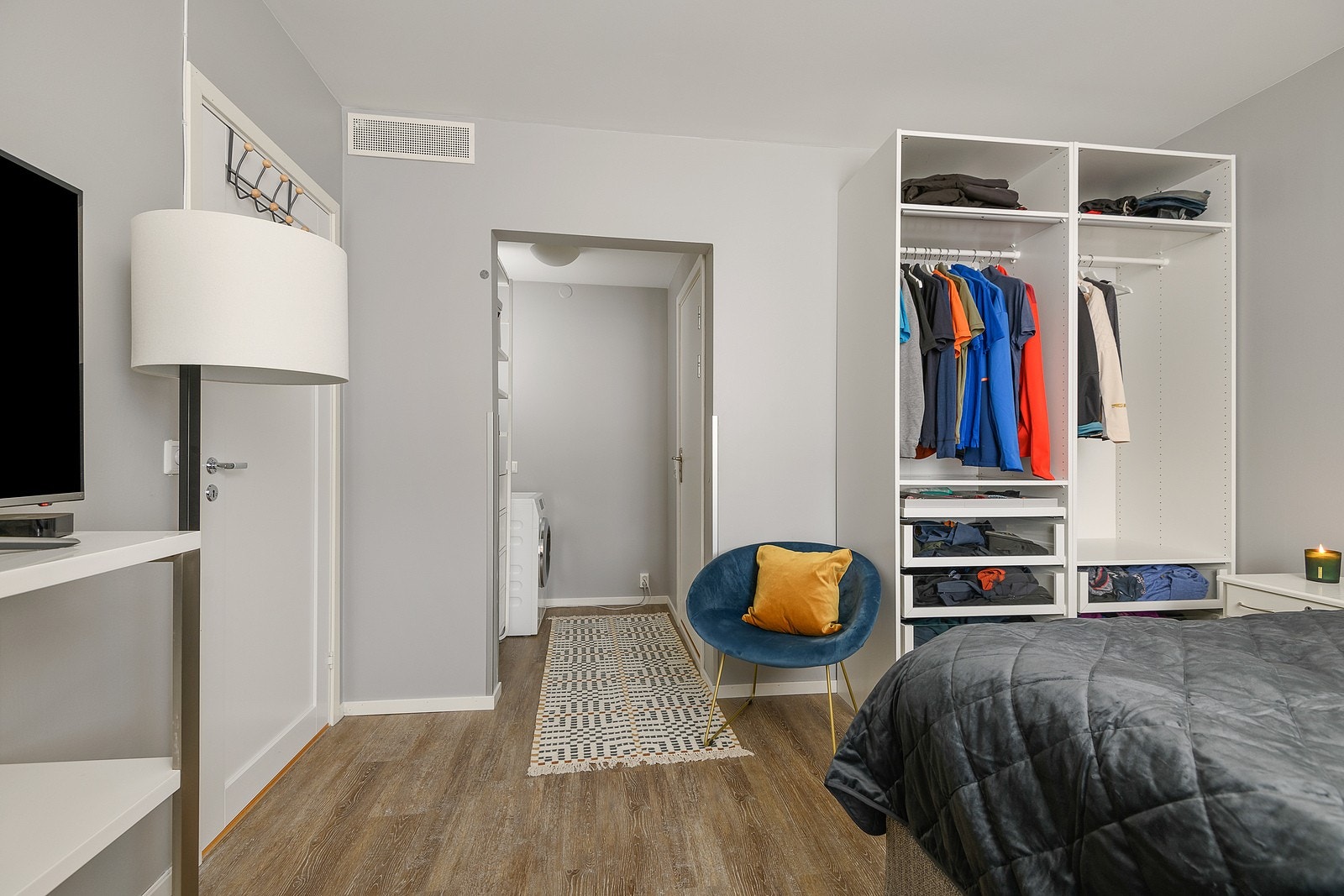 Hovedsoverommet har opplegg for vaskemaskin og tilgang til eget bad. Galleribilde