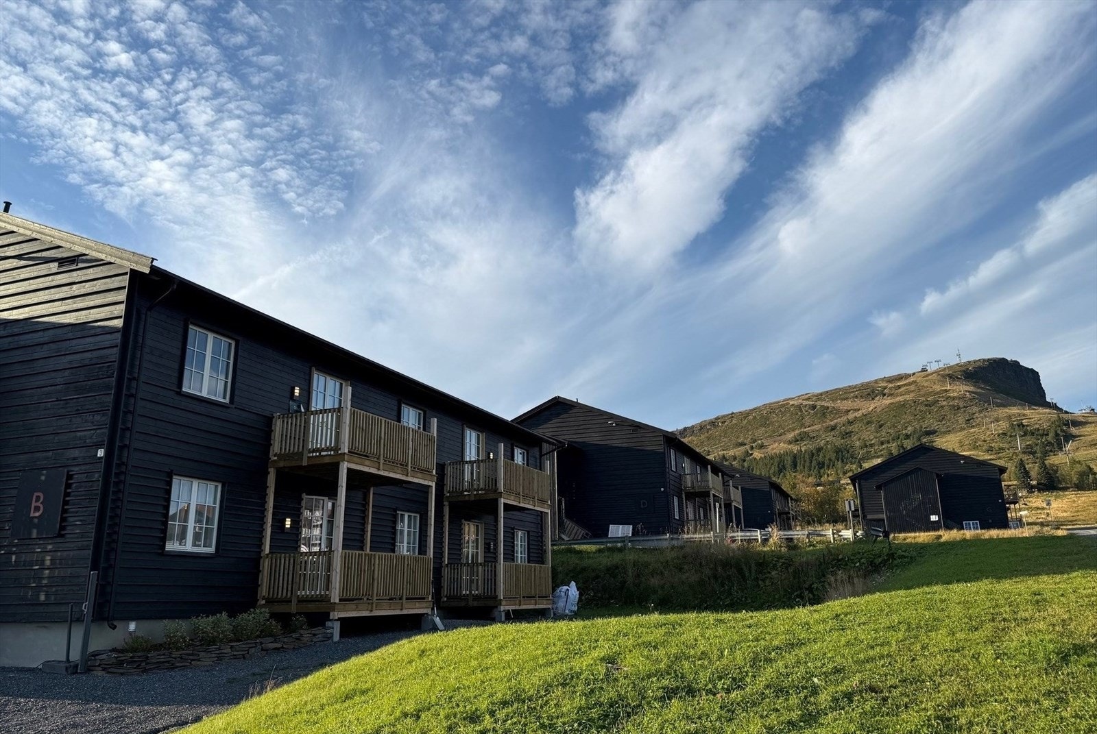 Leiligheten ligger i toppetasjen, har balkong fra 2025 og utsikt mot Skeikampen. Galleribilde