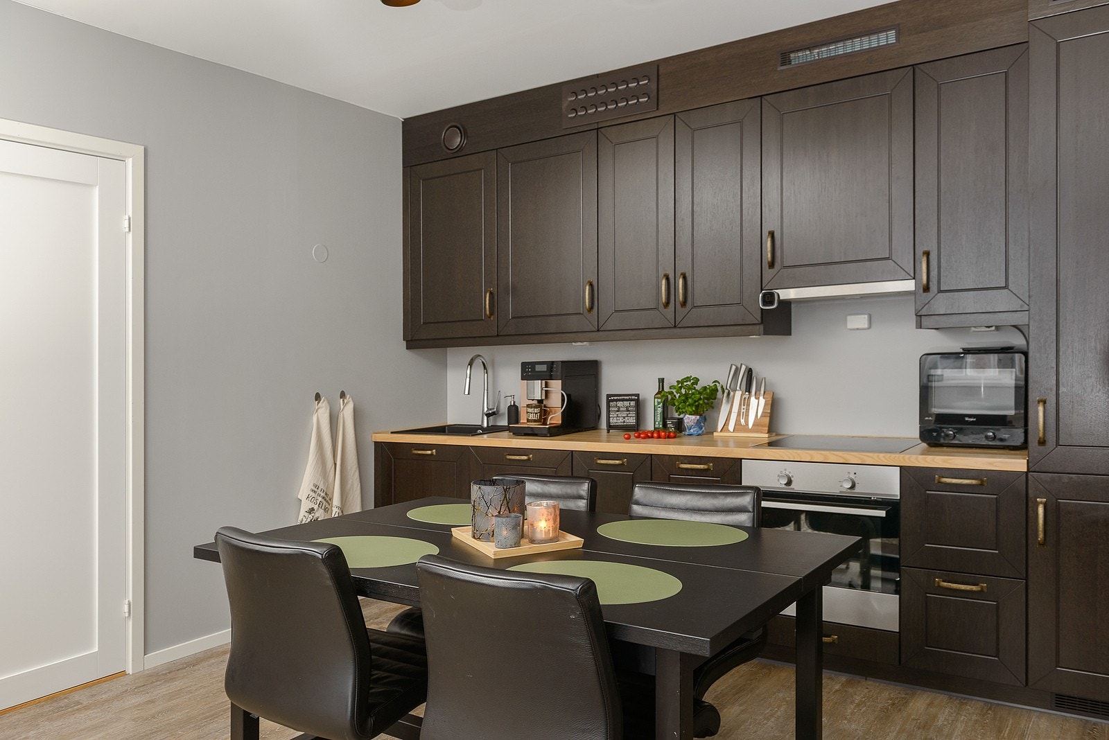 Takhøye overskap er både pent og praktisk. Galleribilde