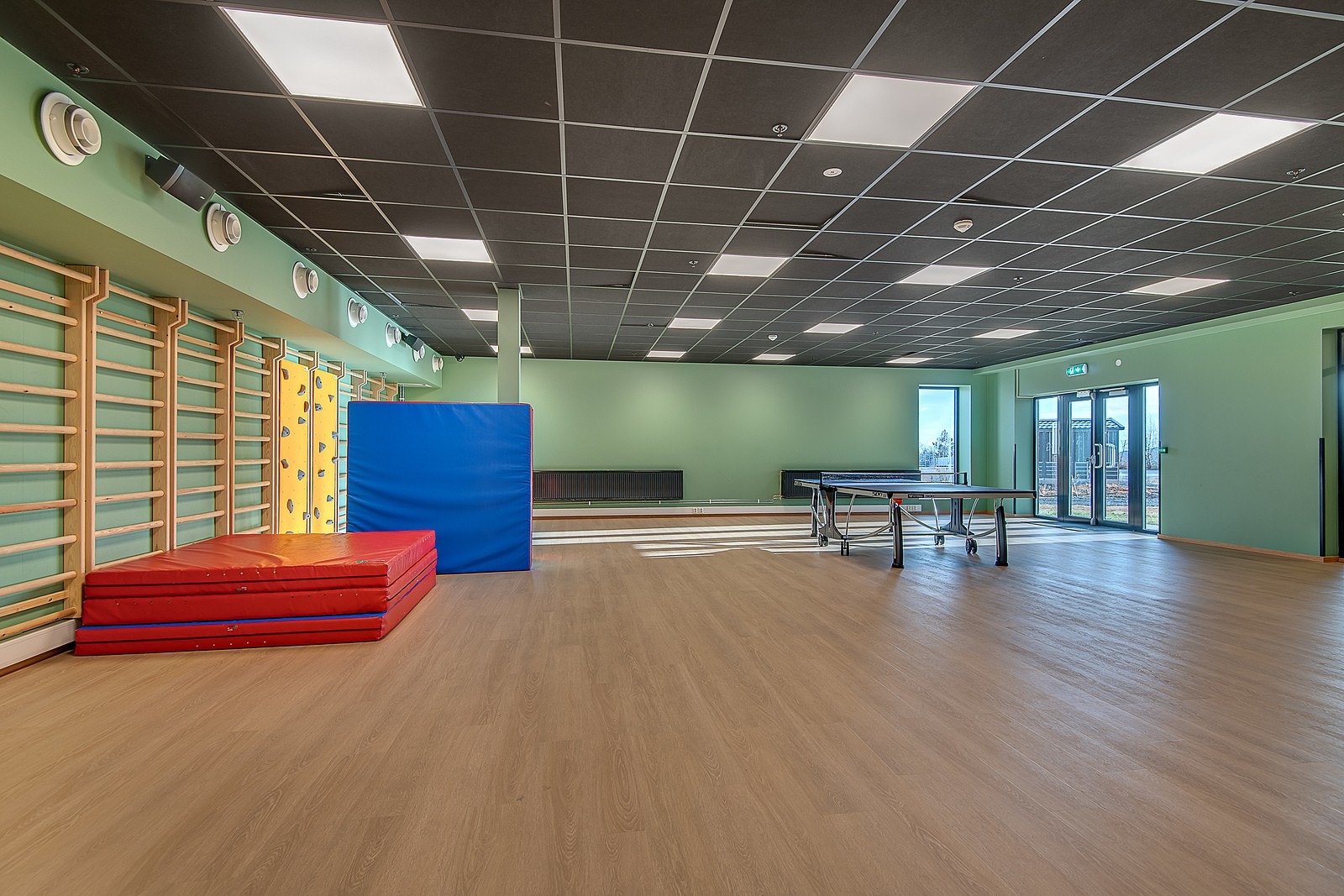 Fellesarealer ved Høyfjellstunet - Et stort aktivitetsrom med bordtennis, fussball og ribbevegger hvor både små og store kan boltre seg. Galleribilde