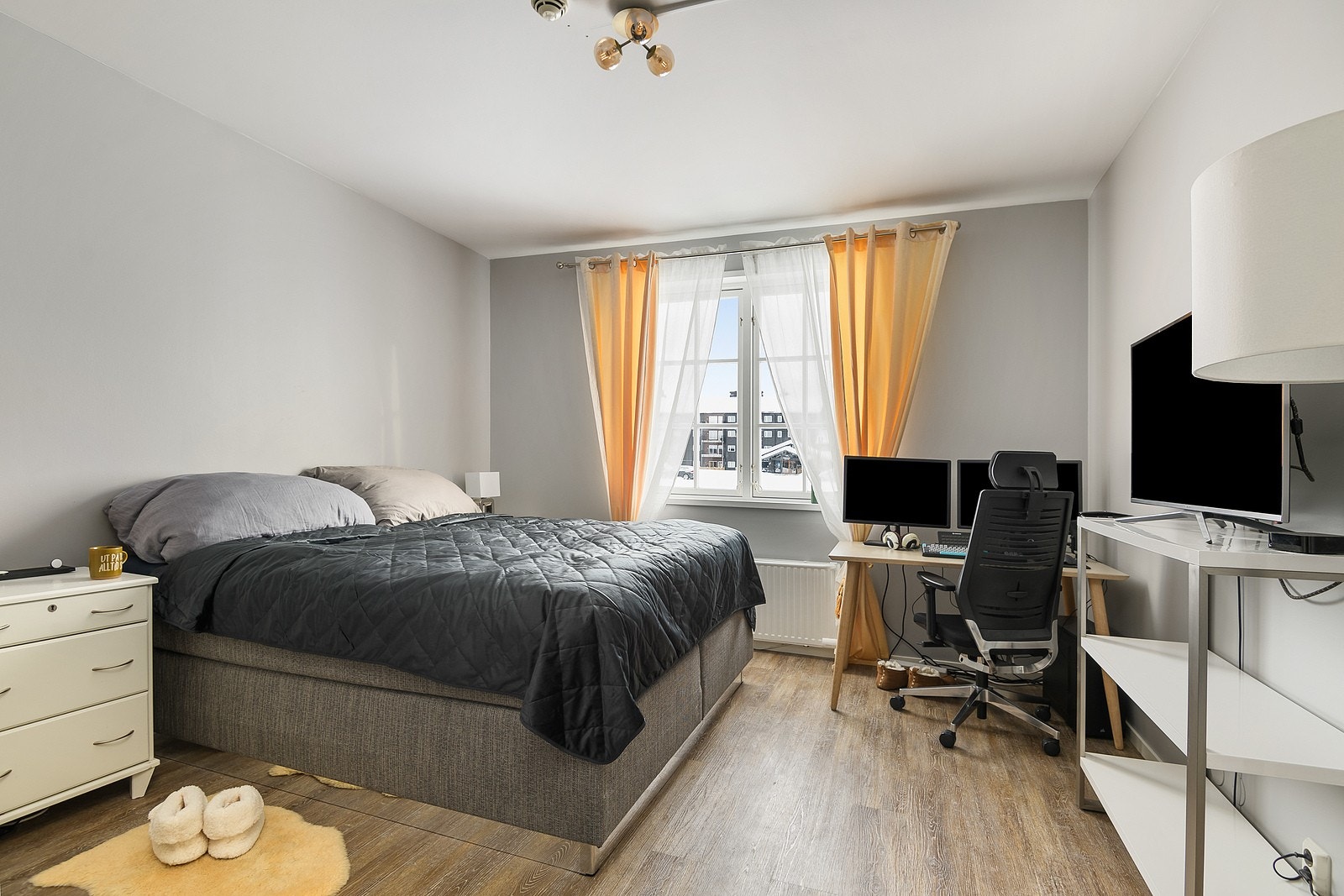 Leiligheten på to soverom som begge har plass til seng og tilhørende møblement. Galleribilde