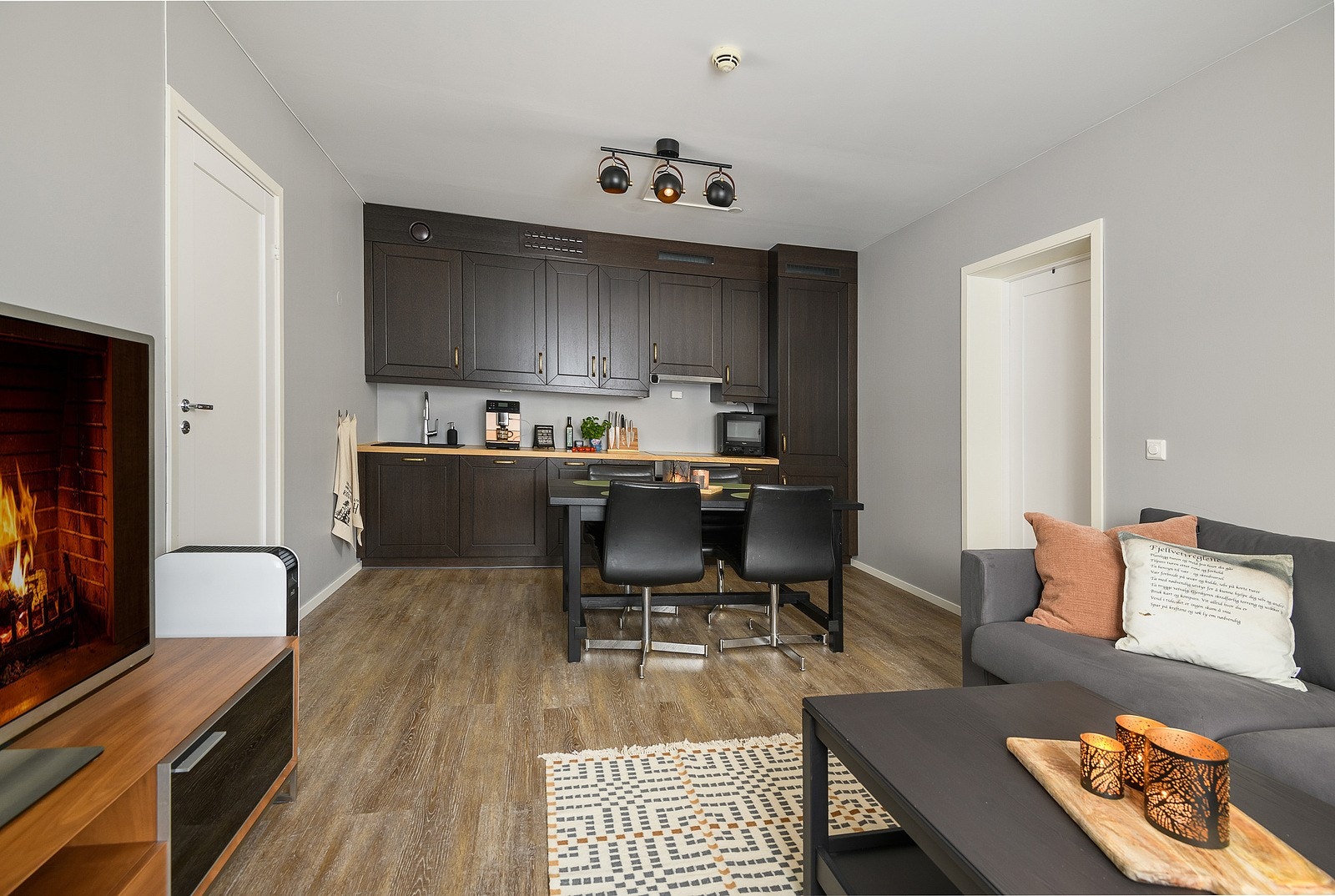 Et arealeffektivt og praktisk kjøkken som passer fint inn med resten av stuen. Galleribilde