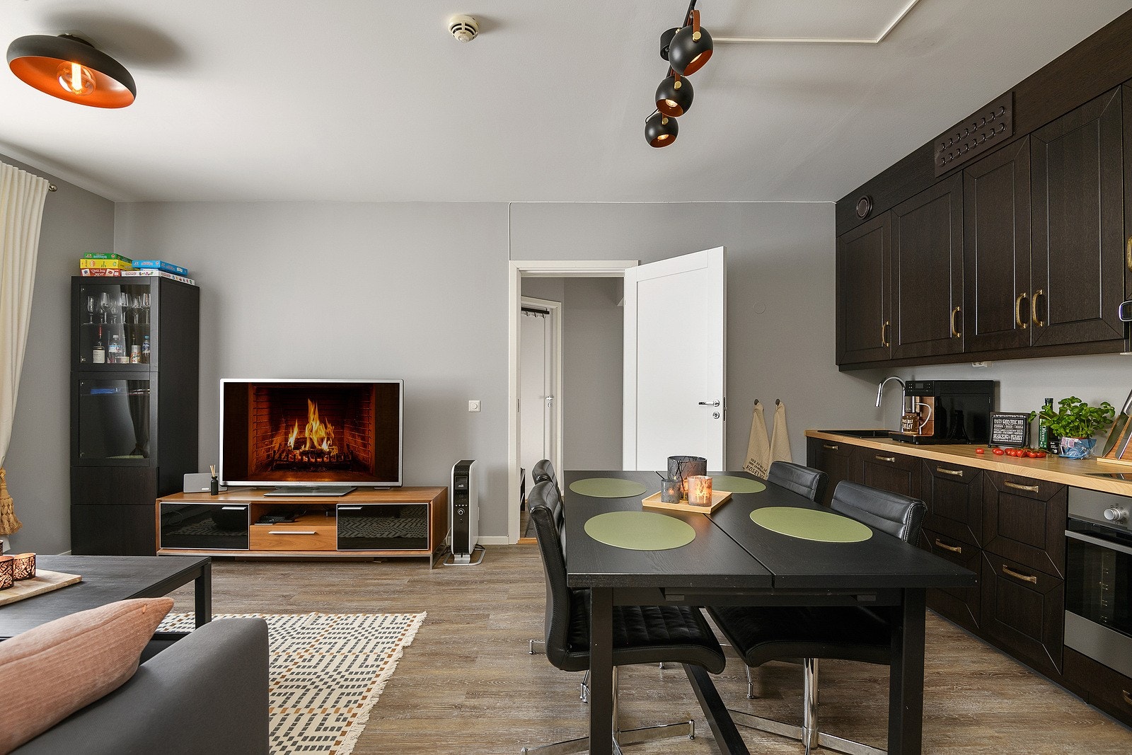 Kjøkkenet er i åpen forbindelse med stuen, noe som gjør det enkelt å være sosial mens du lager mat. Galleribilde