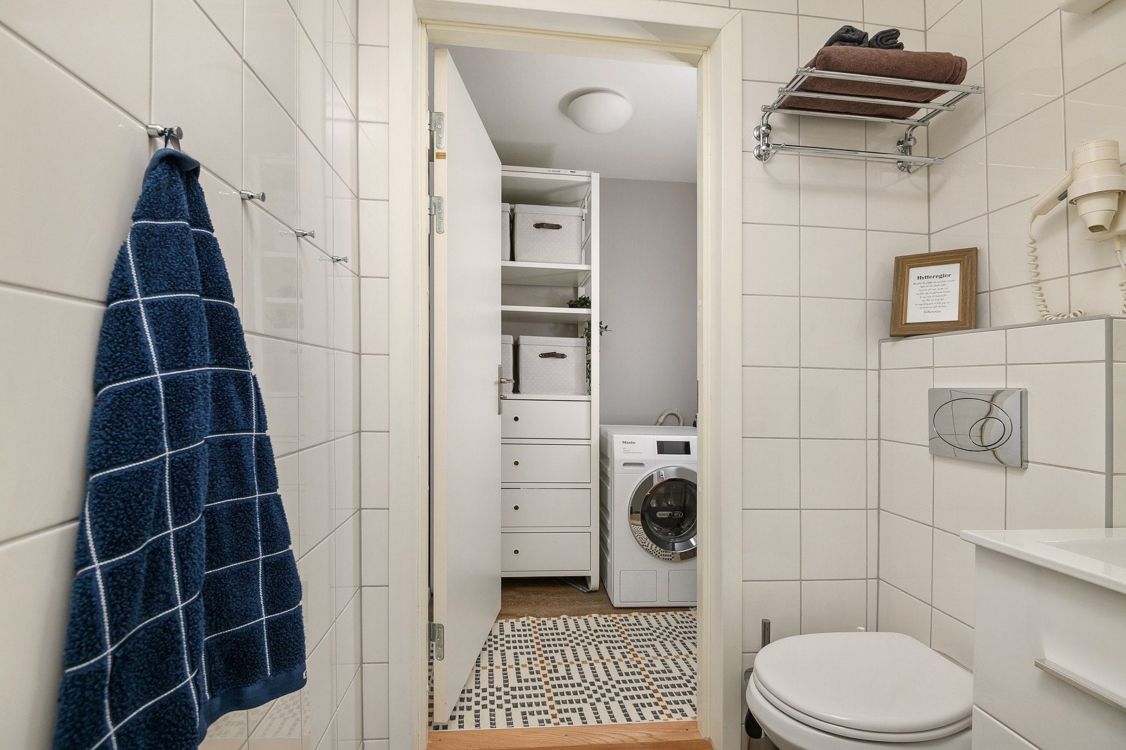 Leiligheten inneholder to pene og flislagte bad. Galleribilde