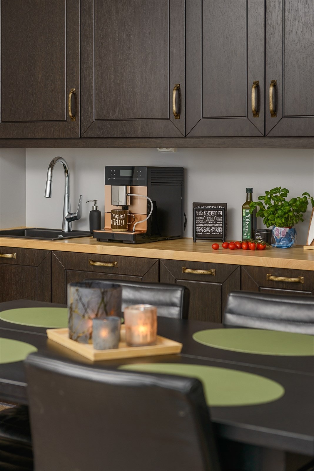 Det er god plass til en spisegruppe hvor hele familien eller vennegjengen kan nyte et bedre måltid etter en dag i skisporene, eller samles til en hyggelig spillekveld. Galleribilde