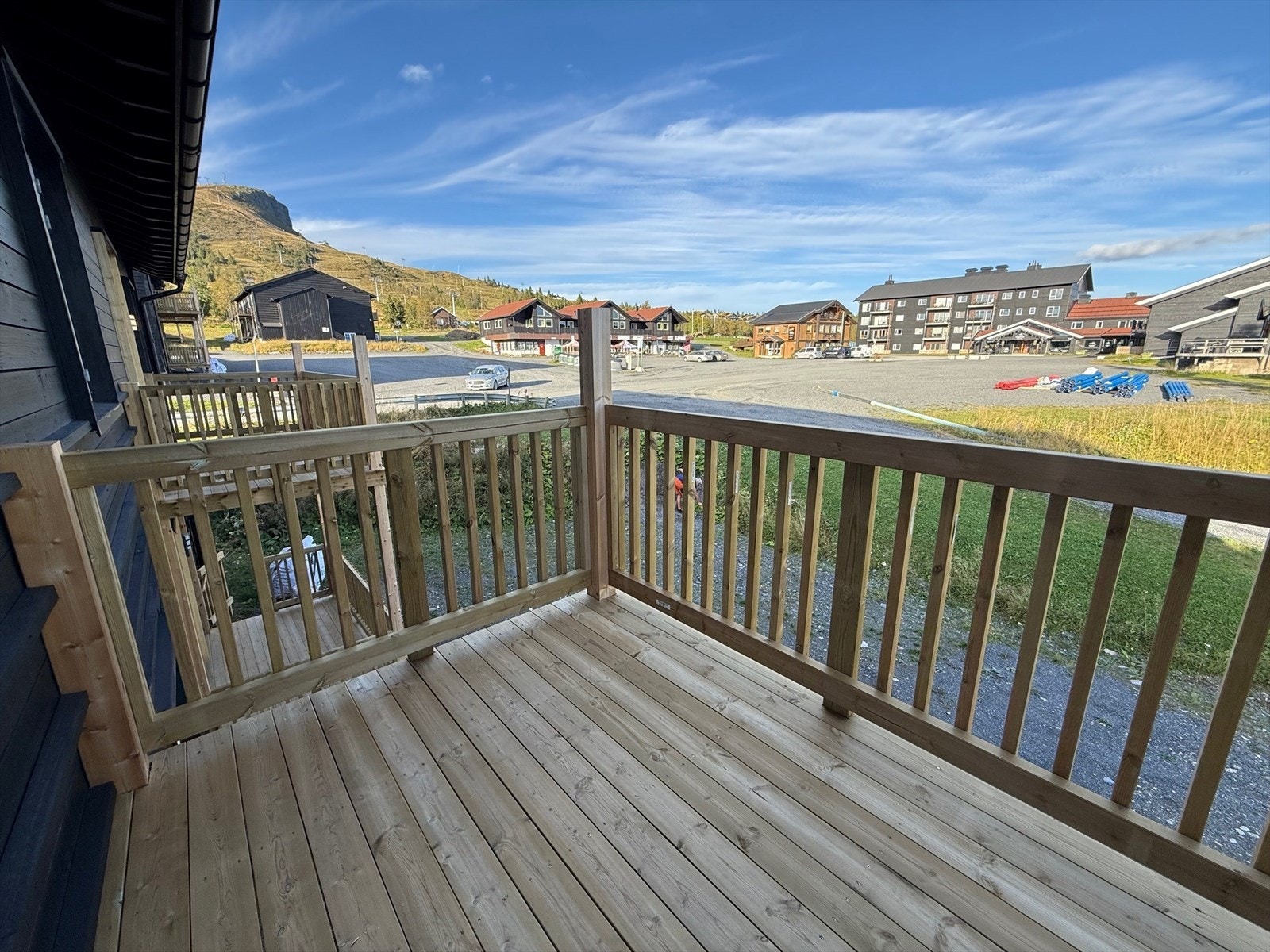 Fra balkongen kan man nyte utsikten mot Skeikampen. Galleribilde