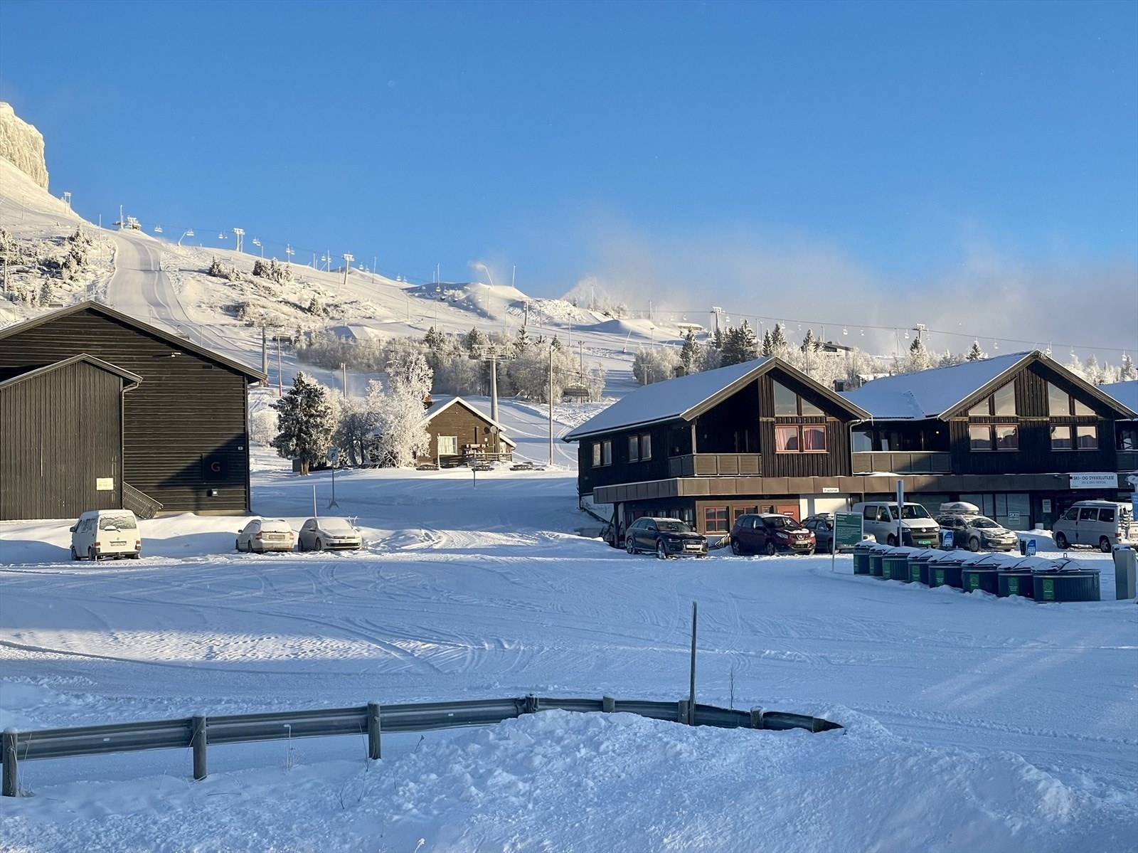 Alle seksjonseiere disponerer en parkeringsplass utvendig på Skitorget. Galleribilde