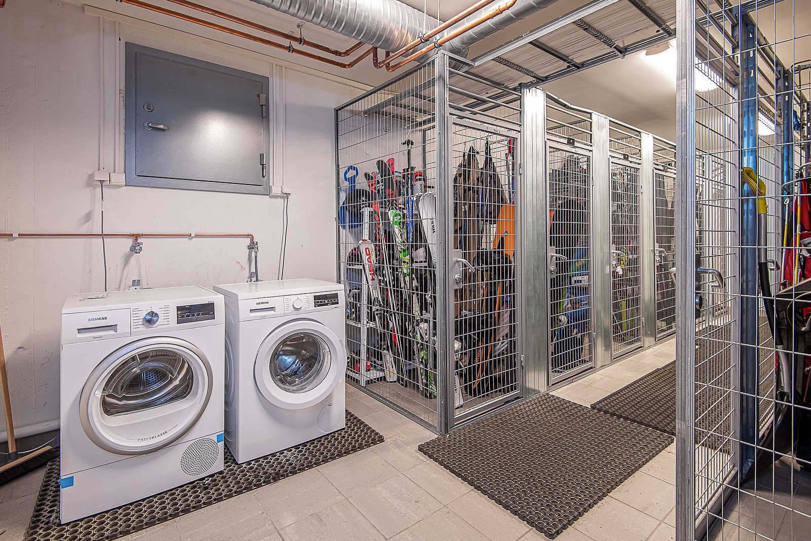 I kjelleren disponerer leiligheten en bod. Her finner du også felles vaskemaskin. Galleribilde