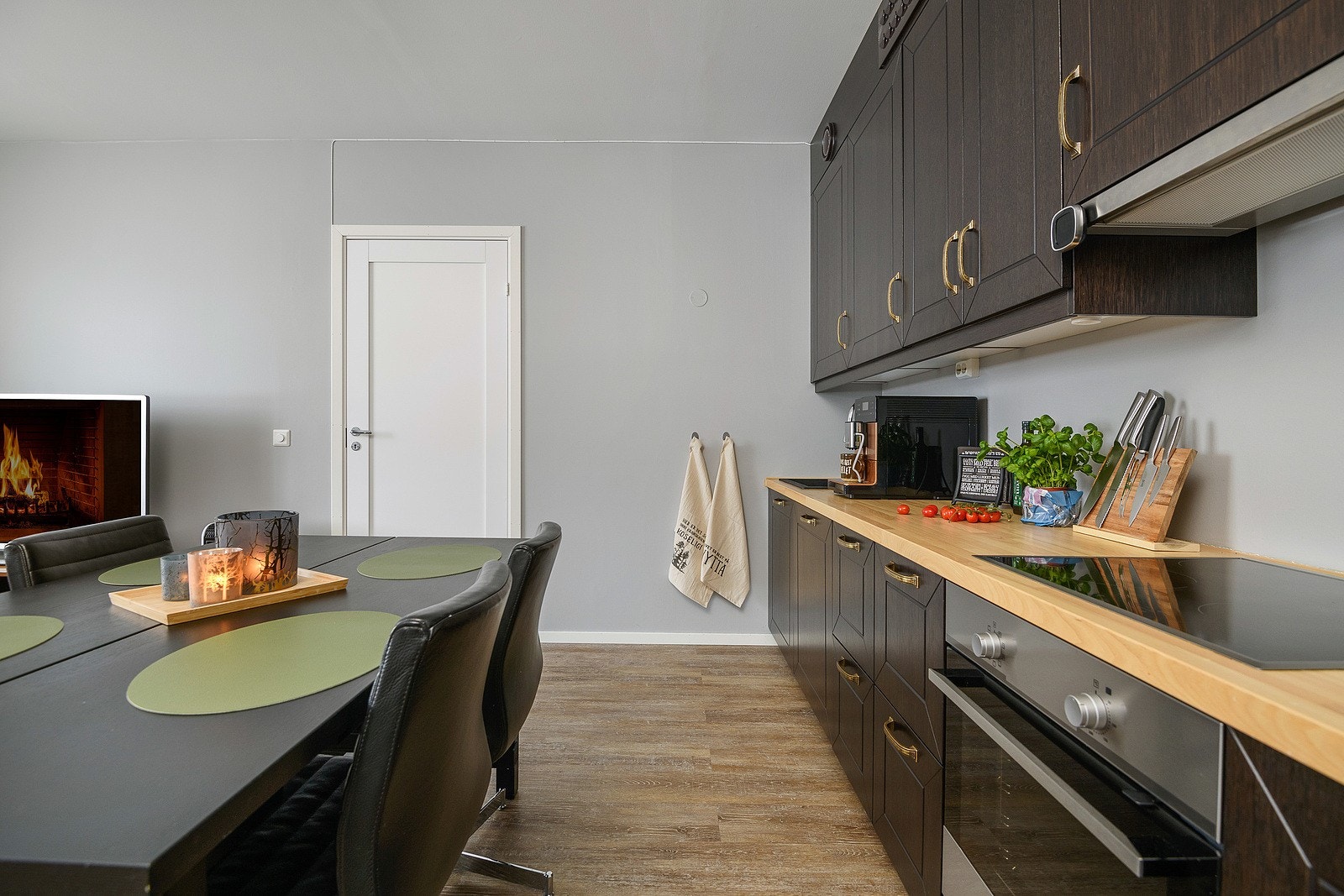 Det er også montert kjøkkenventilator med avtrekk ut over koketoppen, belysning over benkeplaten. Galleribilde