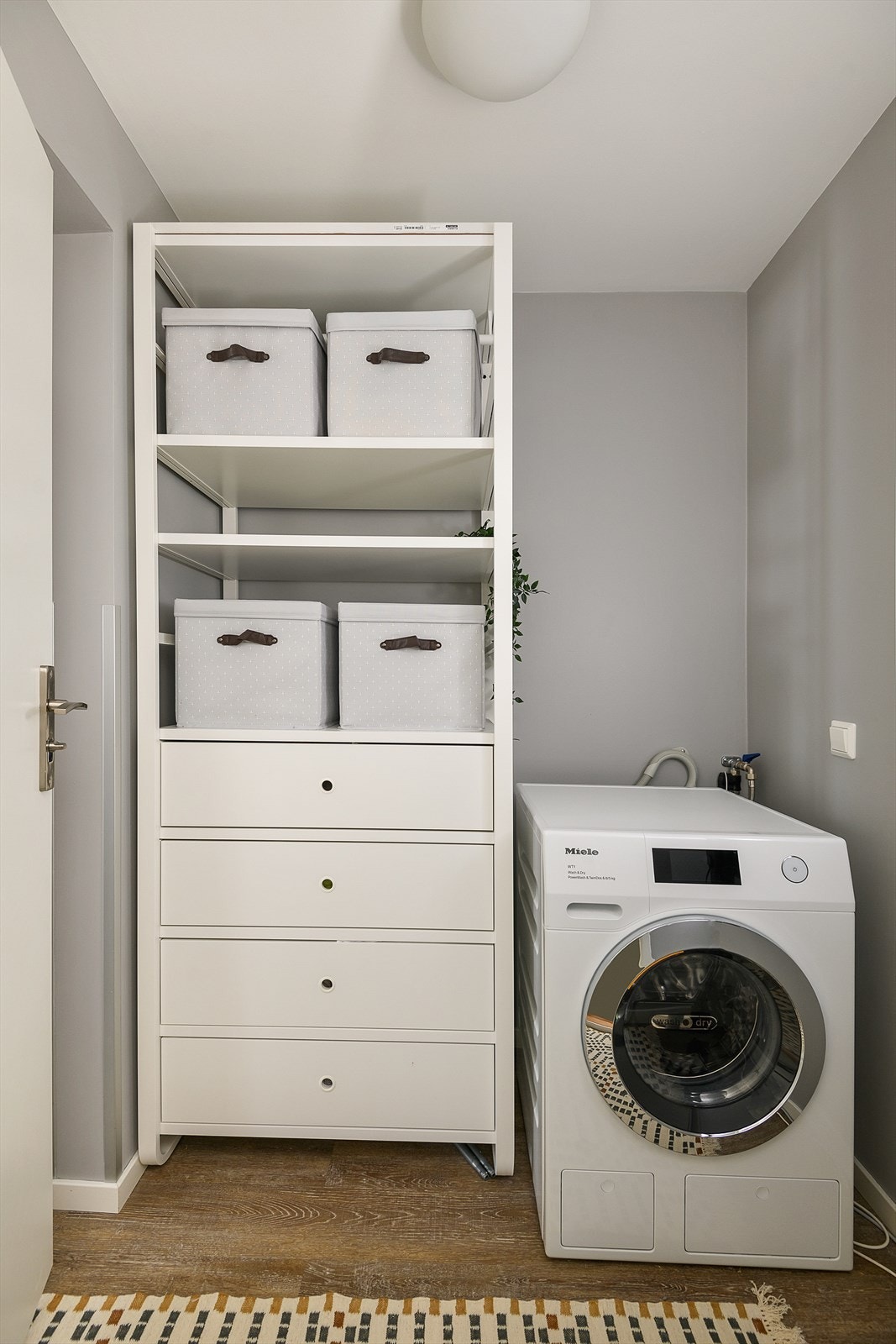 I gangen mellom soverommet og badet er det lagt opp for vaskemaskin. Galleribilde