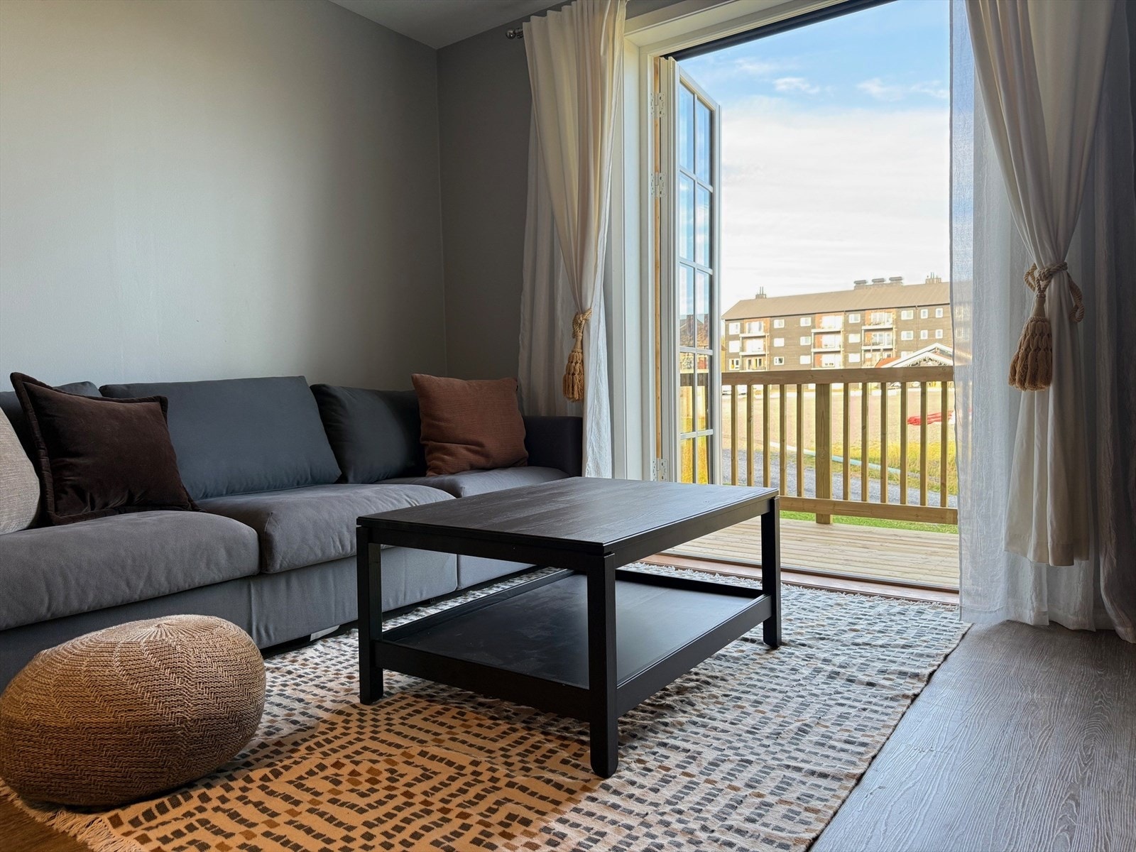 Doble balkongdører. Balkongen fungerer som en forlengelse av stuen på varme dager. Galleribilde