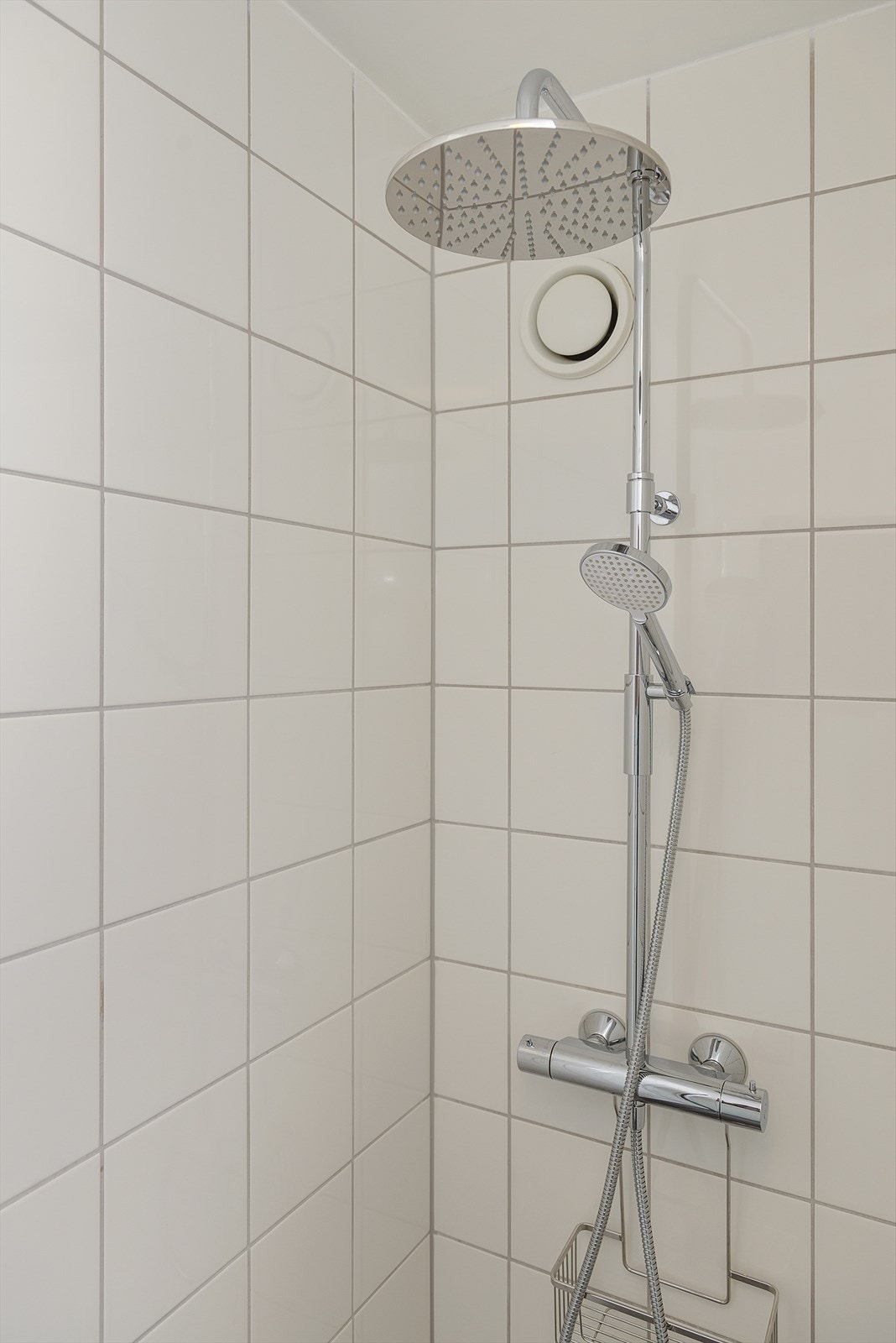 Badene har nye, moderne regndusjhoder. Galleribilde