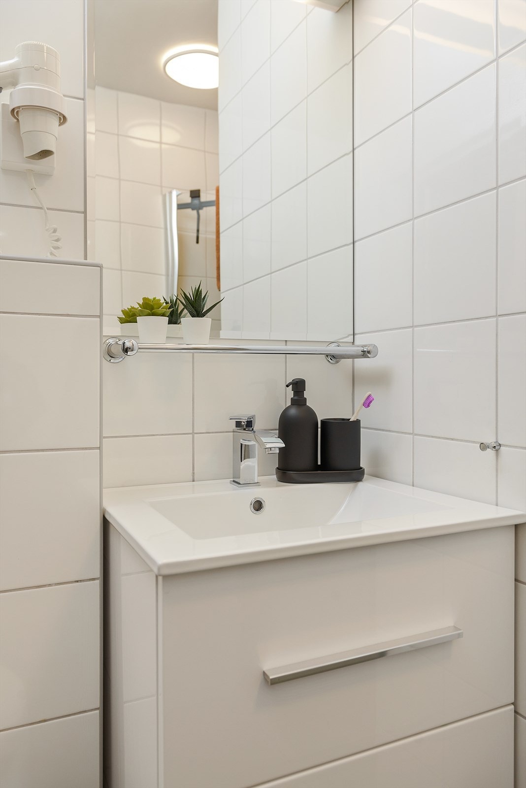 Begge badene er innredet med nye servantskap, speil med tilhørende belysning, dusjnisje med nye moderne regndusj hoder og vegghengt wc. Galleribilde