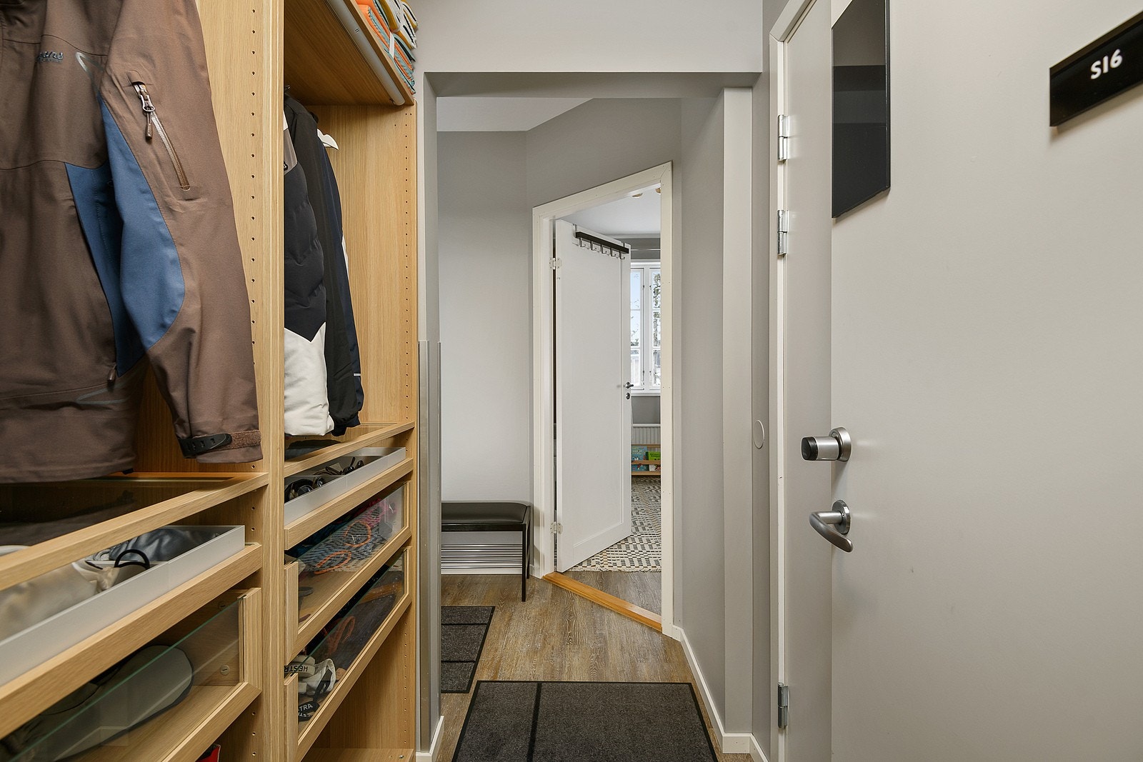 Entré med plass for å henge fra seg yttertøyet. Galleribilde