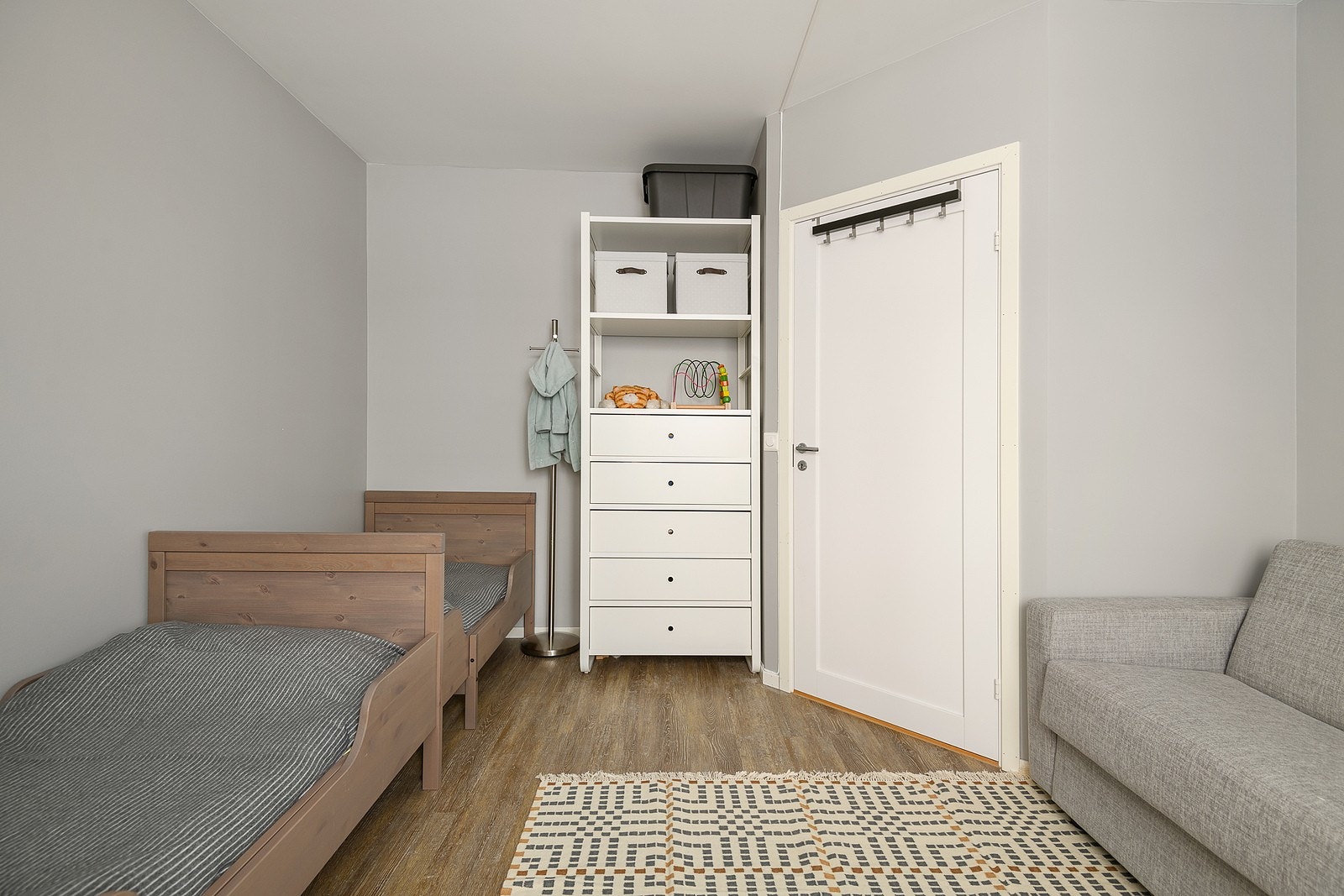 Her er det god plass til flere enkeltsenger og køyeseng, slik at det er plass til overnattingsgjester. Galleribilde