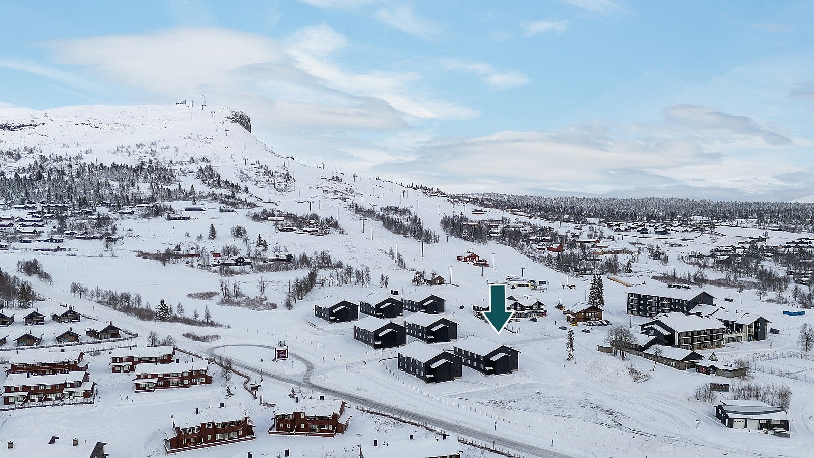 Eiendommen har en svært fin beliggenhet ved foten av Skeikampen Alpinsenter og umiddelbar nærhet til milevis med preparerte skiløyper. Galleribilde