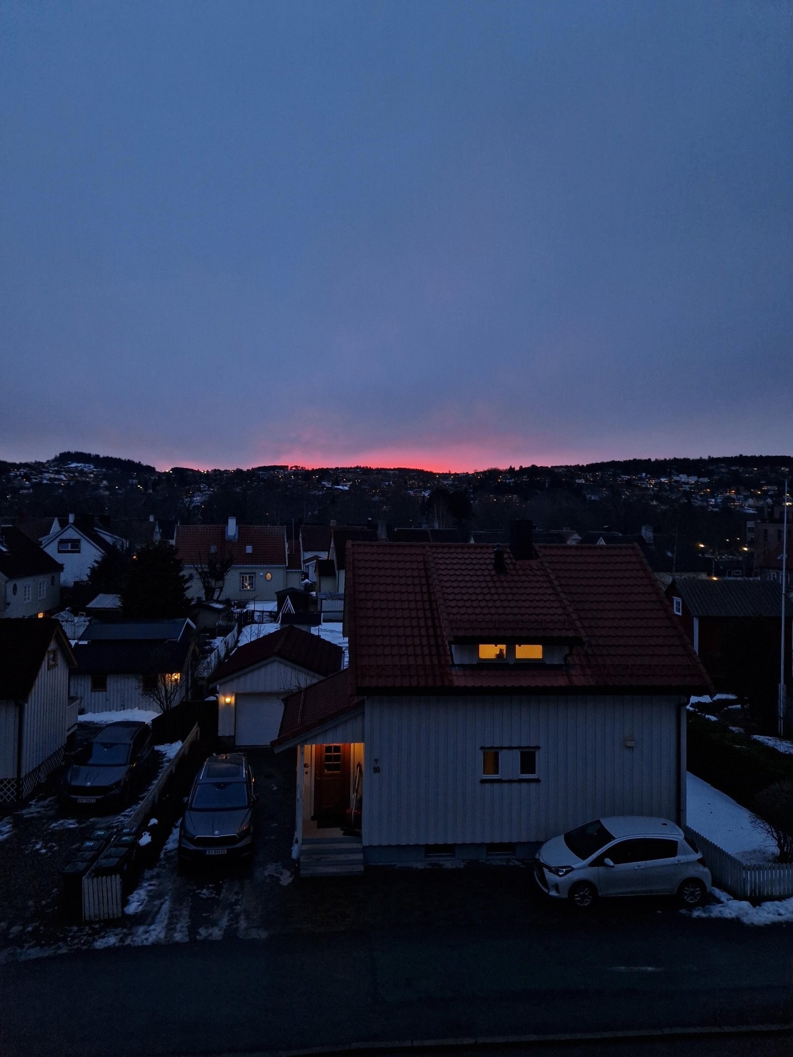 Selgers bilde av solnedgang over Byåsen. Galleribilde
