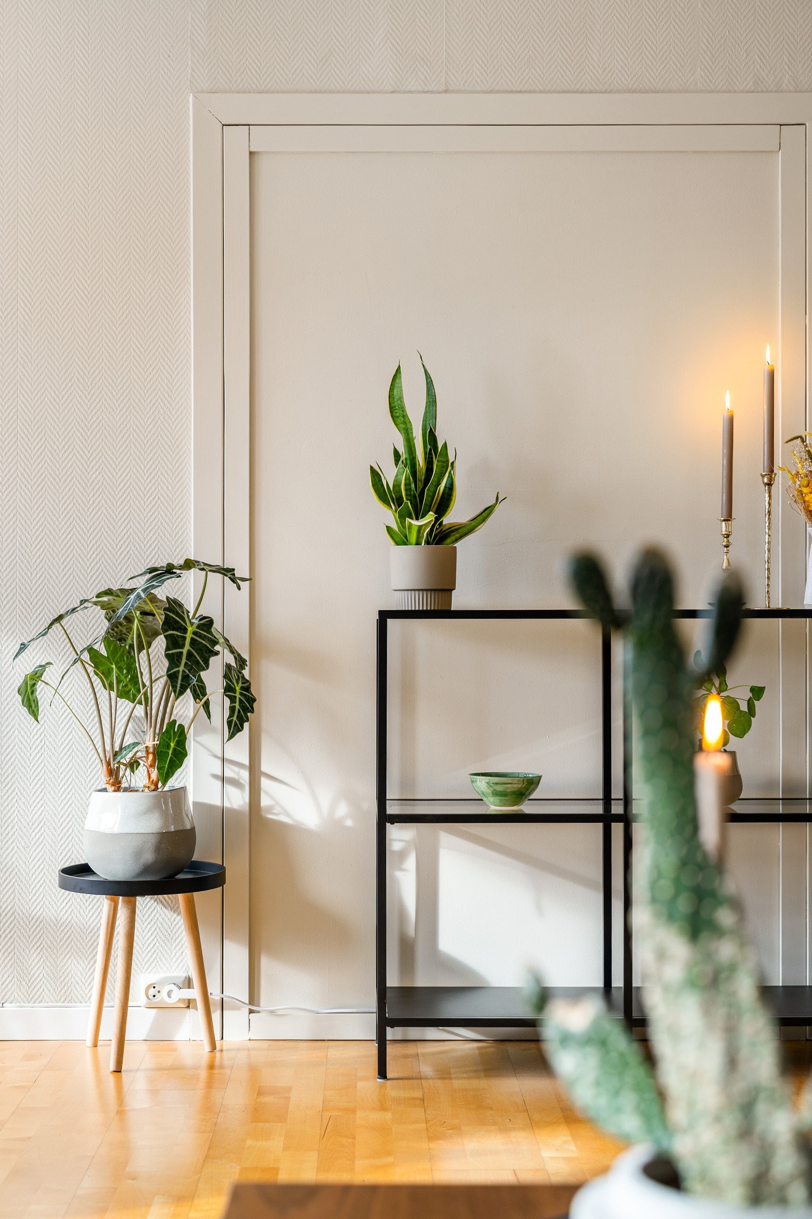 Fjernvarme gjør at boligen holder en komfortabel temperatur uansett tid på året. Oppvarming og varmtvann er inkl. i felleskostnadene. Galleribilde