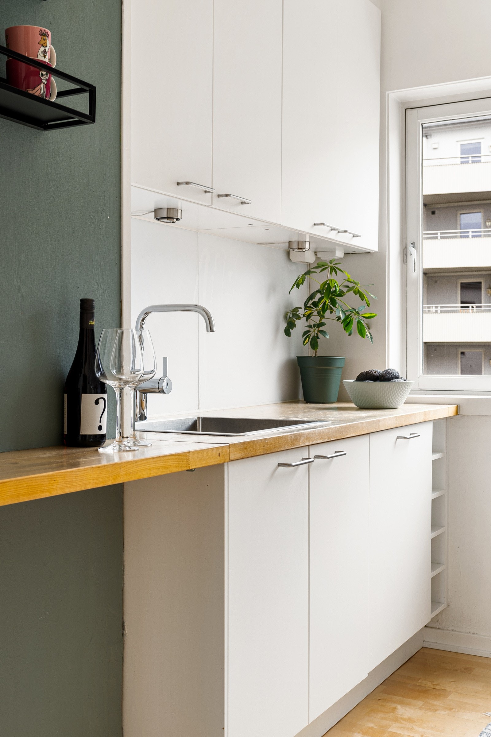 God benkeplass gir rom for kjøkkenmaskiner og annen oppbevaring. Galleribilde