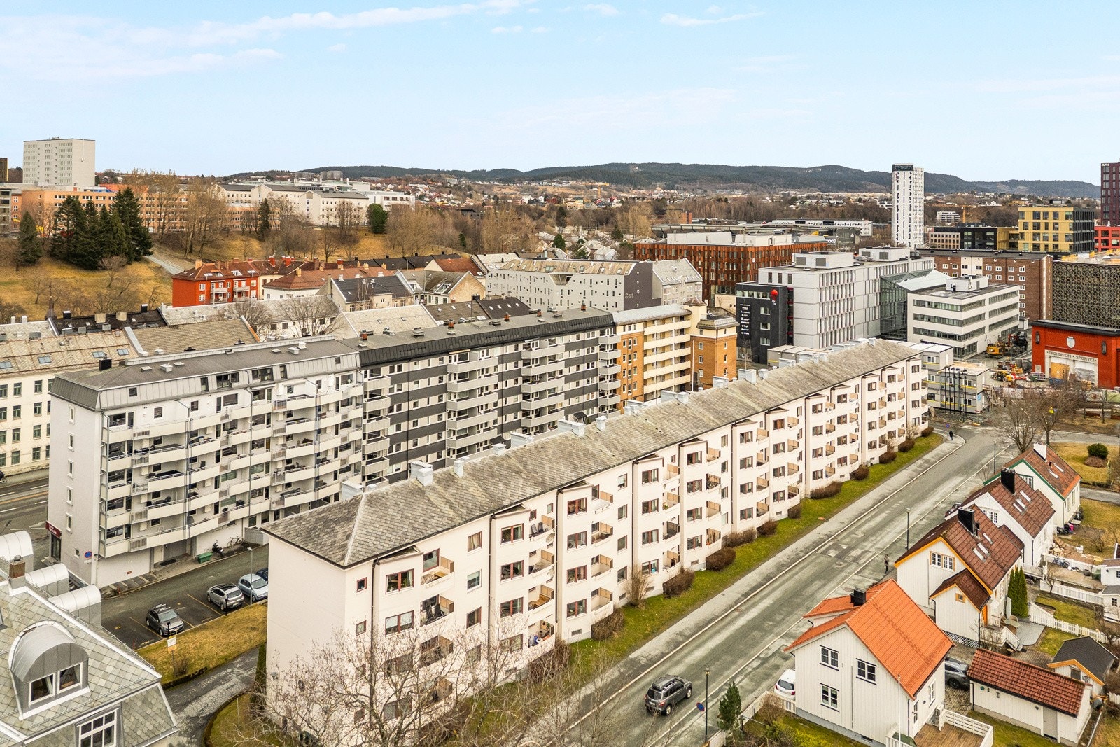 Leiligheten ligger i 3. etasje og har en fin planløsning med store gode rom som også egner seg godt for utleie til kollektiv. Galleribilde