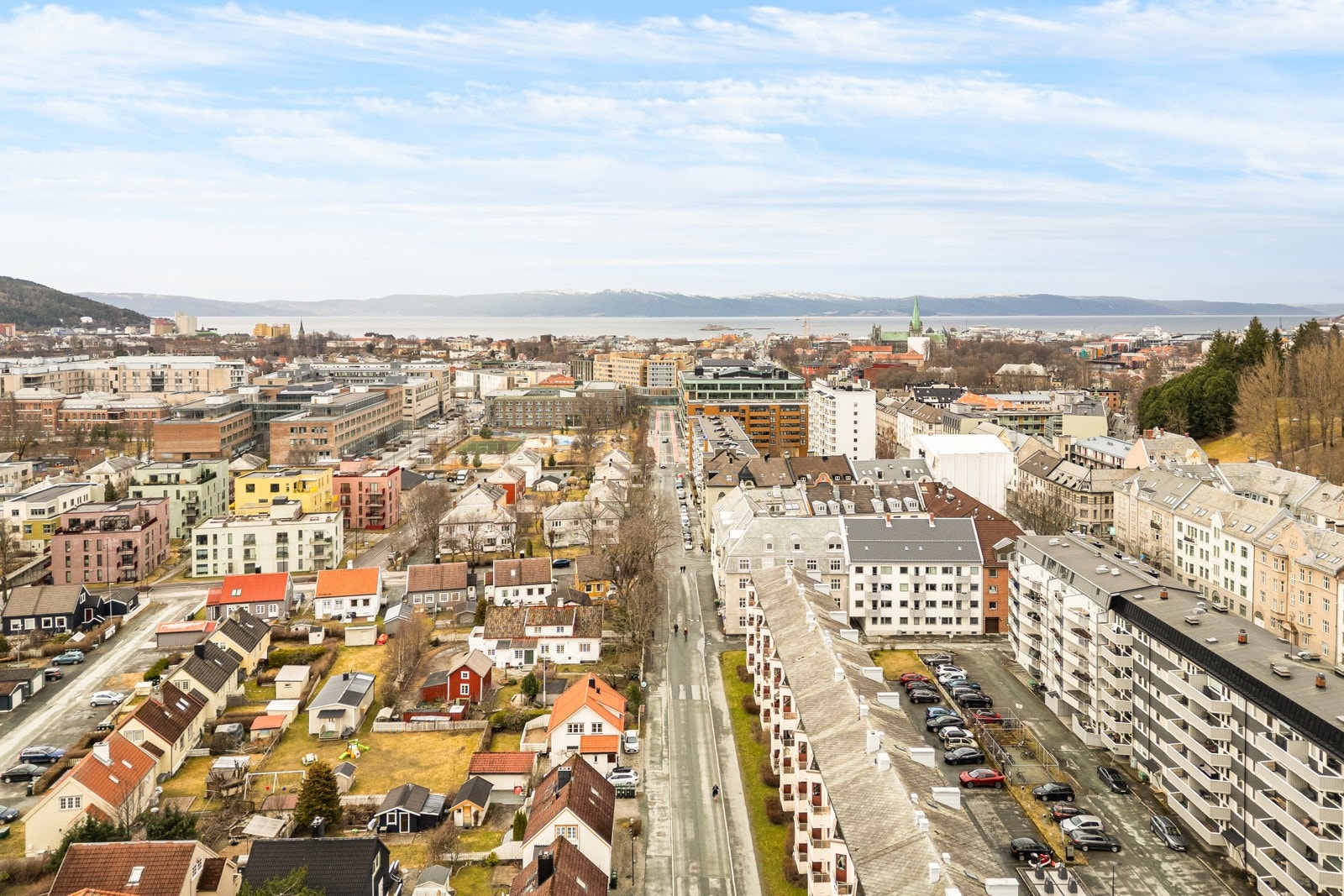 Dronefoto av nærområdet. Sporveien borettslag består av 48 andeler med mulighet for parkering. Galleribilde