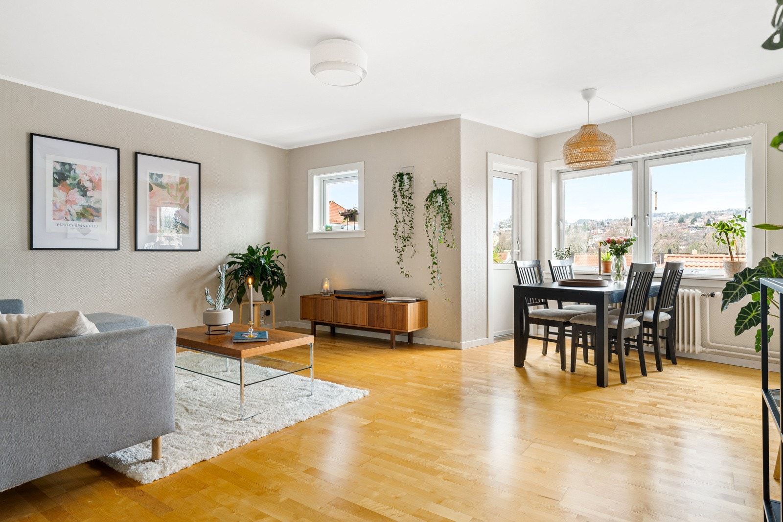 En romslig stue på 24 kvm. med direkte adkomst til balkong. Flere i borettslaget har valgt å oppføre ekstra soverom på stuen. Galleribilde