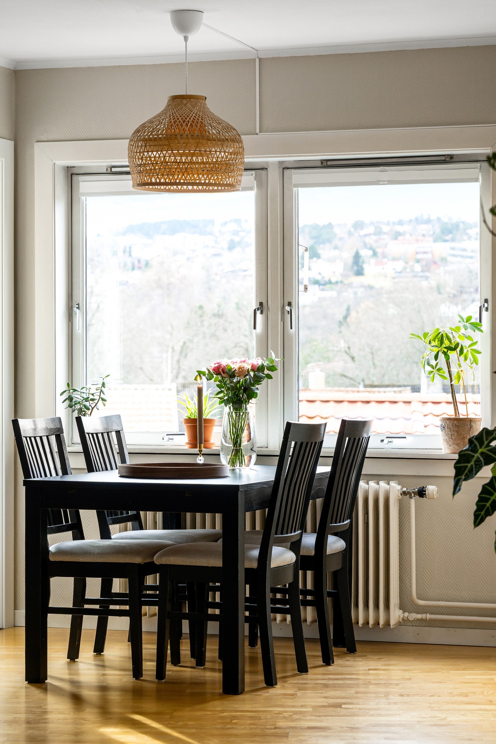 Plass til hyggelig spisegruppe i nærhet av vinduene. Galleribilde