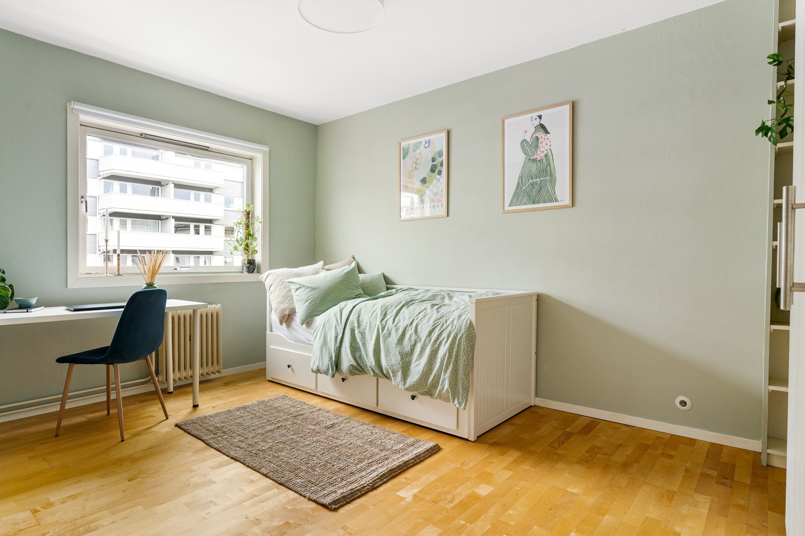 Soverom 2 målt til 13 kvm. Begge soverommene har garderobeskap og god lagringsplass. Galleribilde